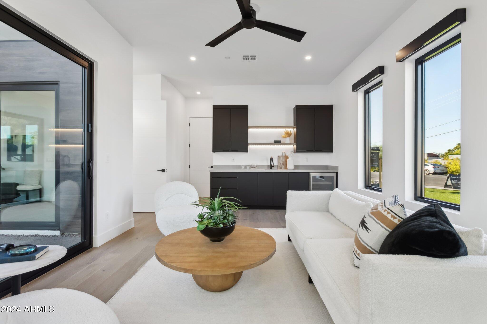 1819 E MYRTLE Avenue