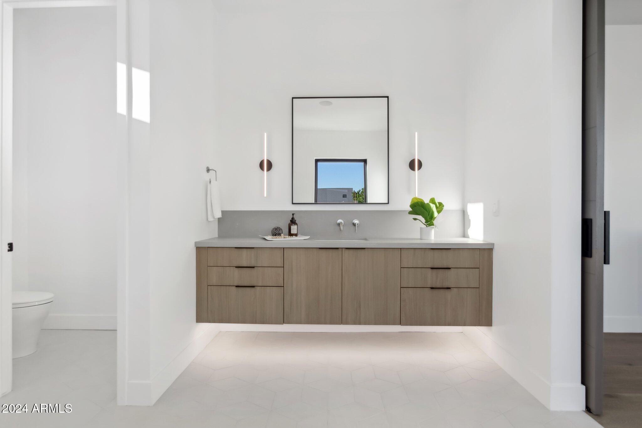 1819 E MYRTLE Avenue