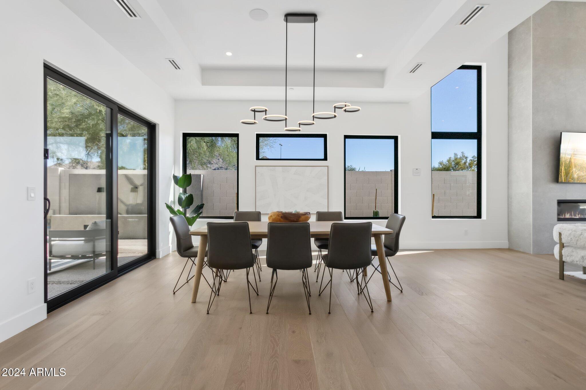 1819 E MYRTLE Avenue