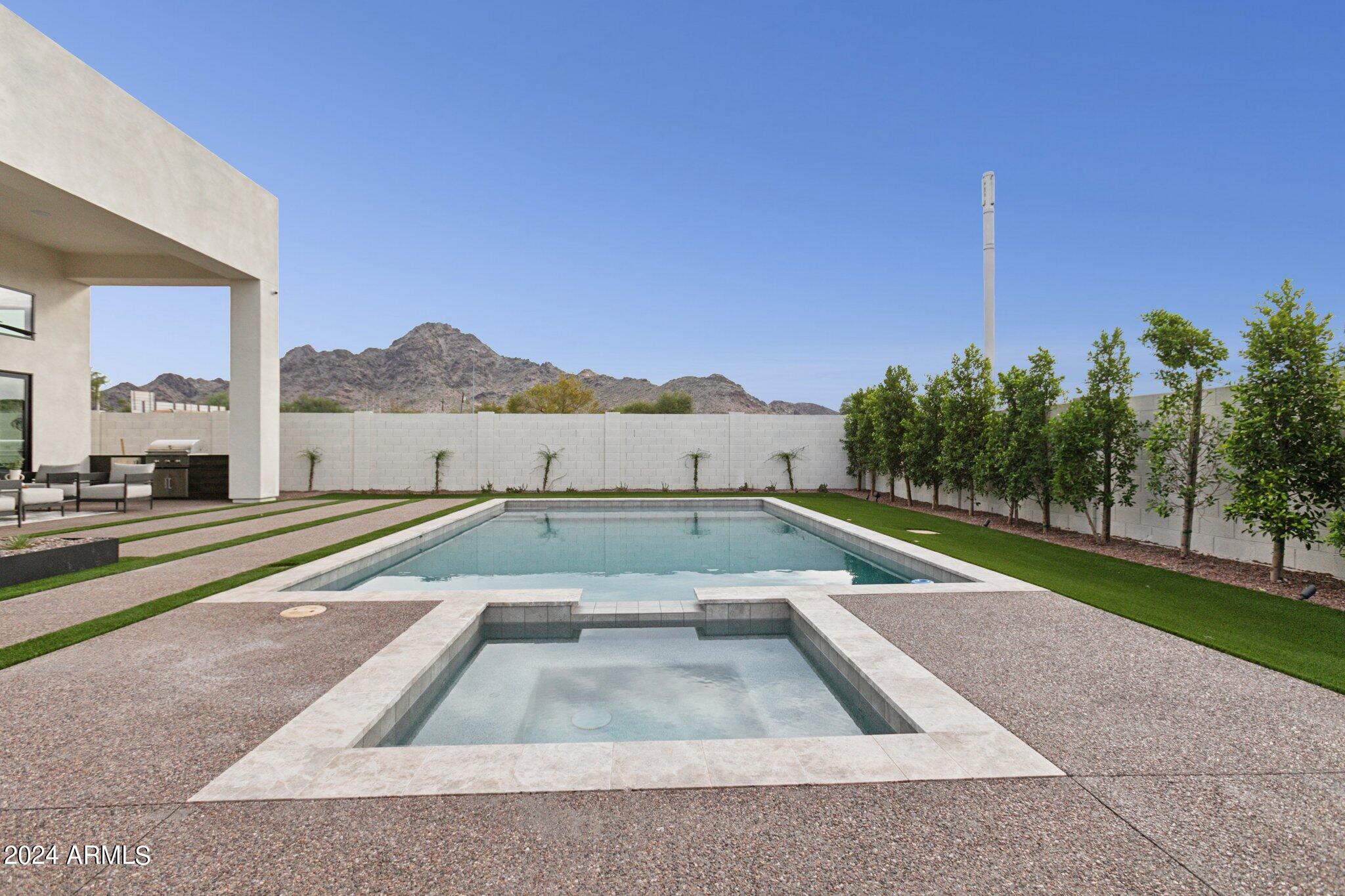 1819 E MYRTLE Avenue