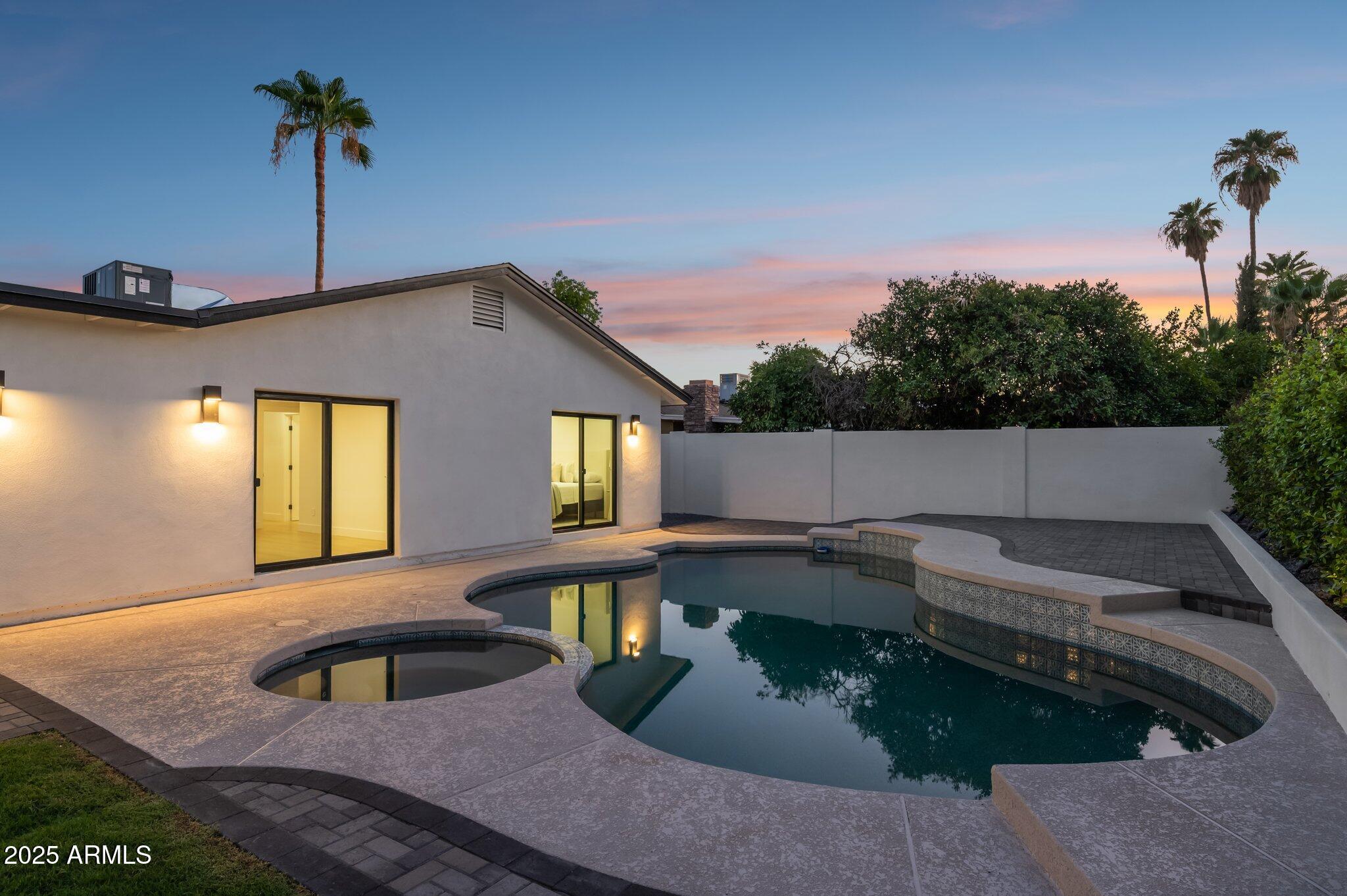 4944 E WINDROSE Drive