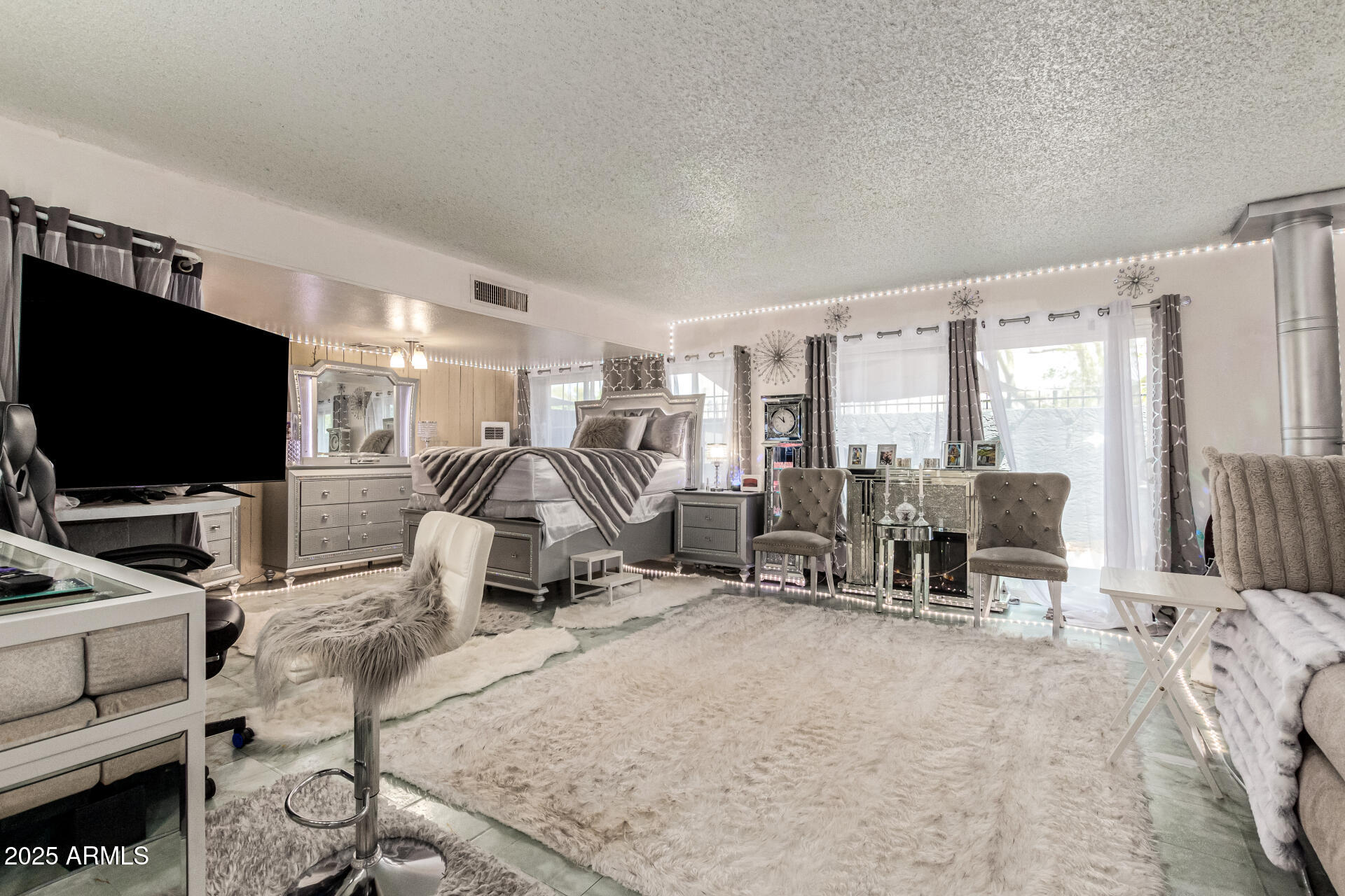 1910 W BELMONT Avenue, 34