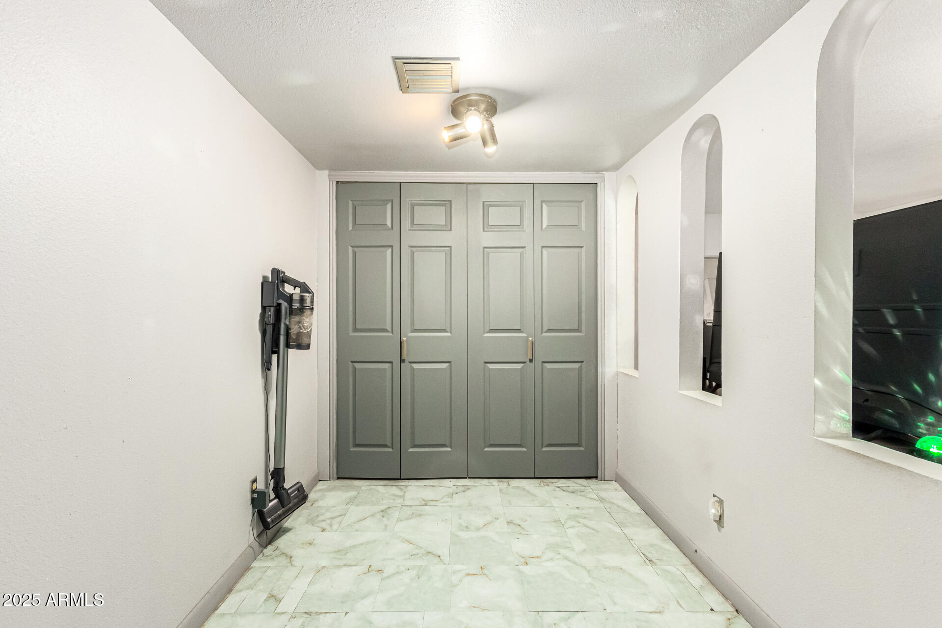 1910 W BELMONT Avenue, 34