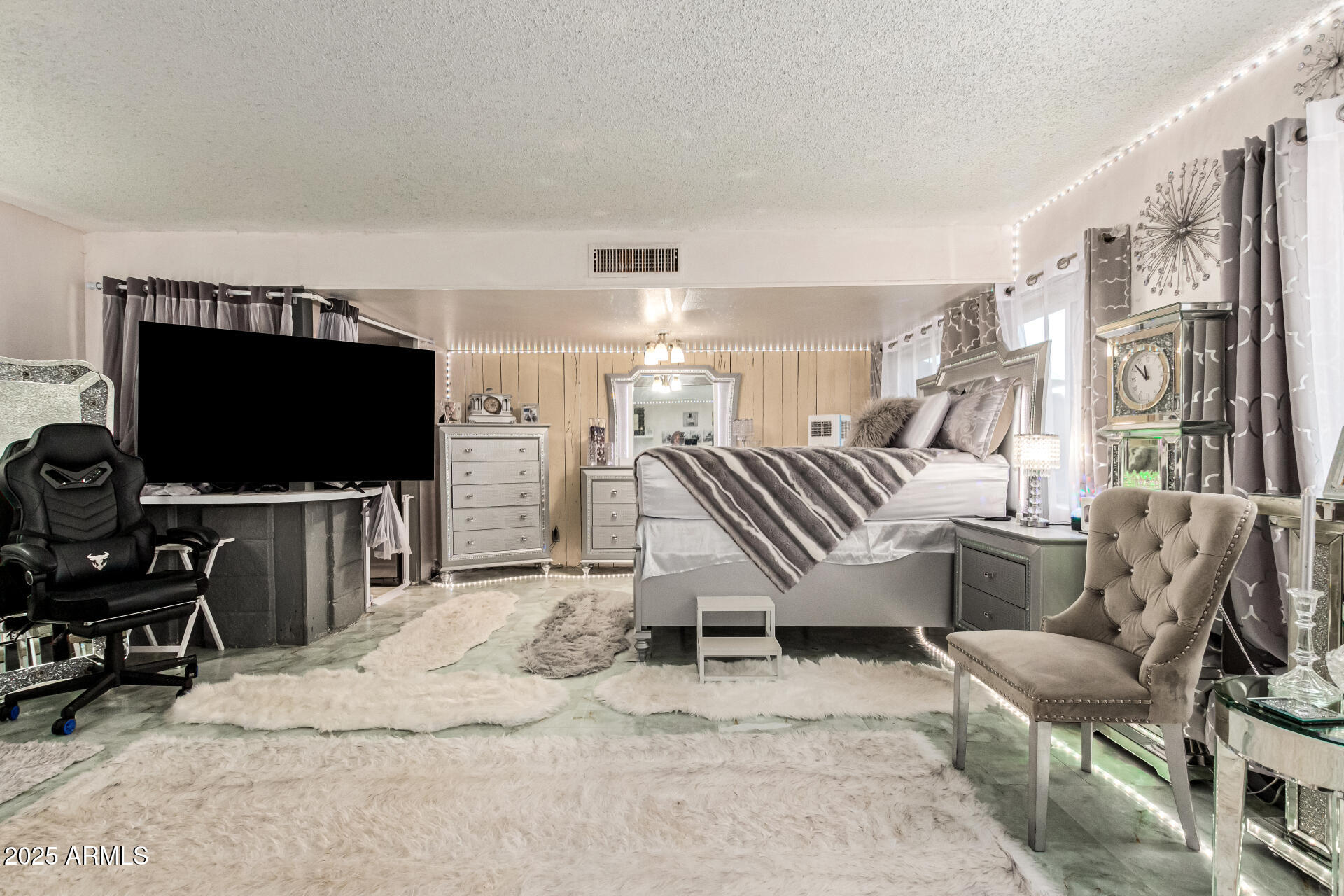 1910 W BELMONT Avenue, 34