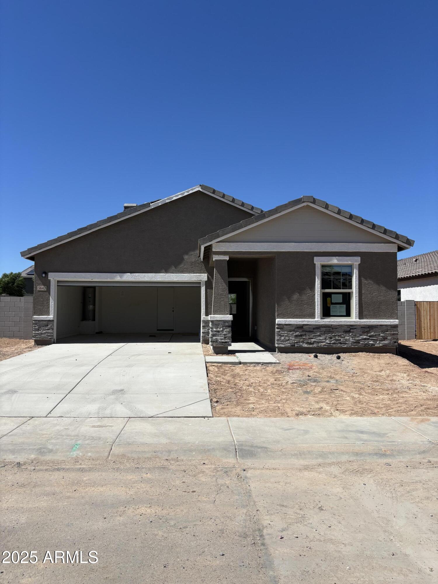 5642 E IRIS Drive