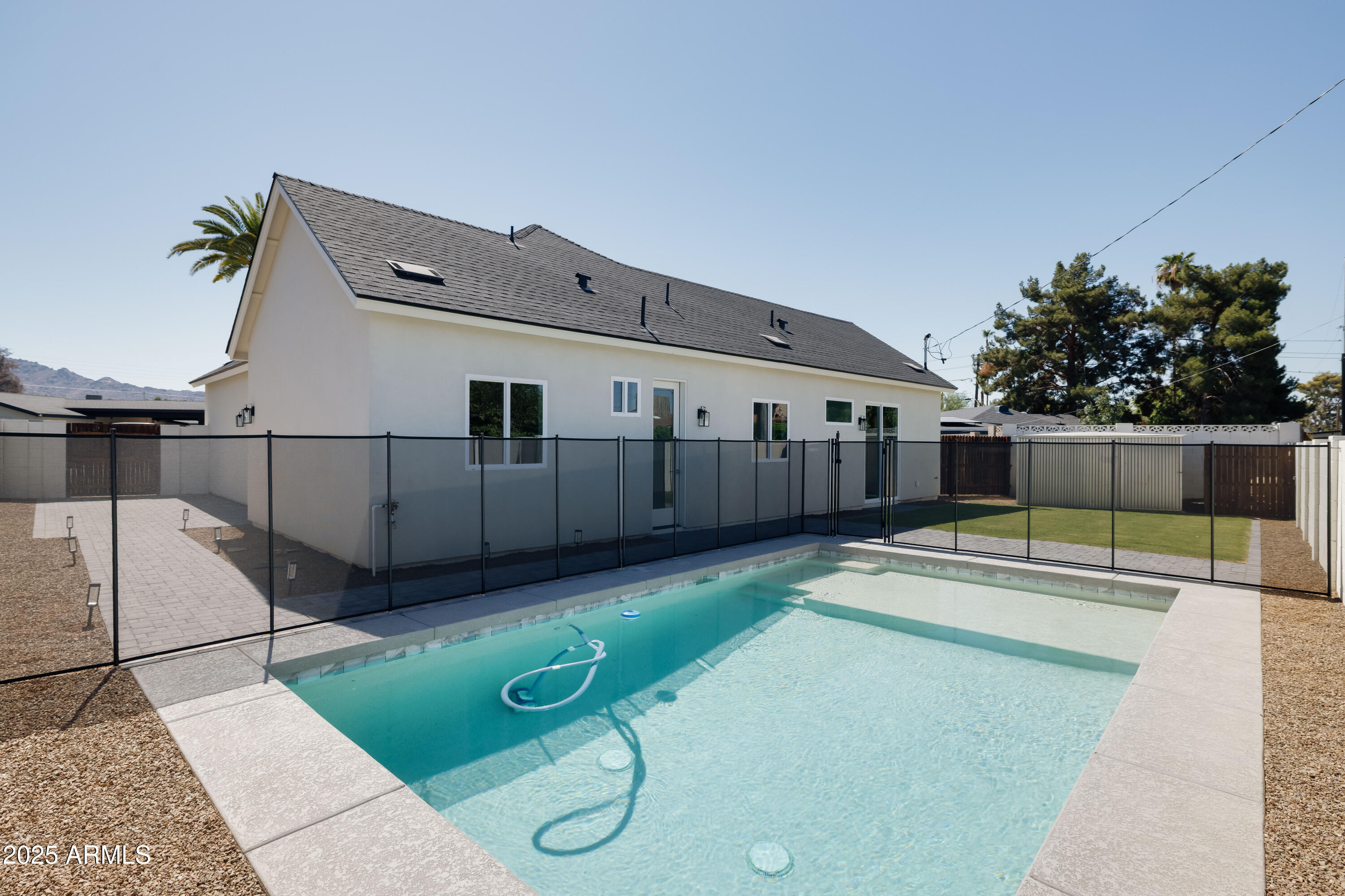 7322 N 11TH Place