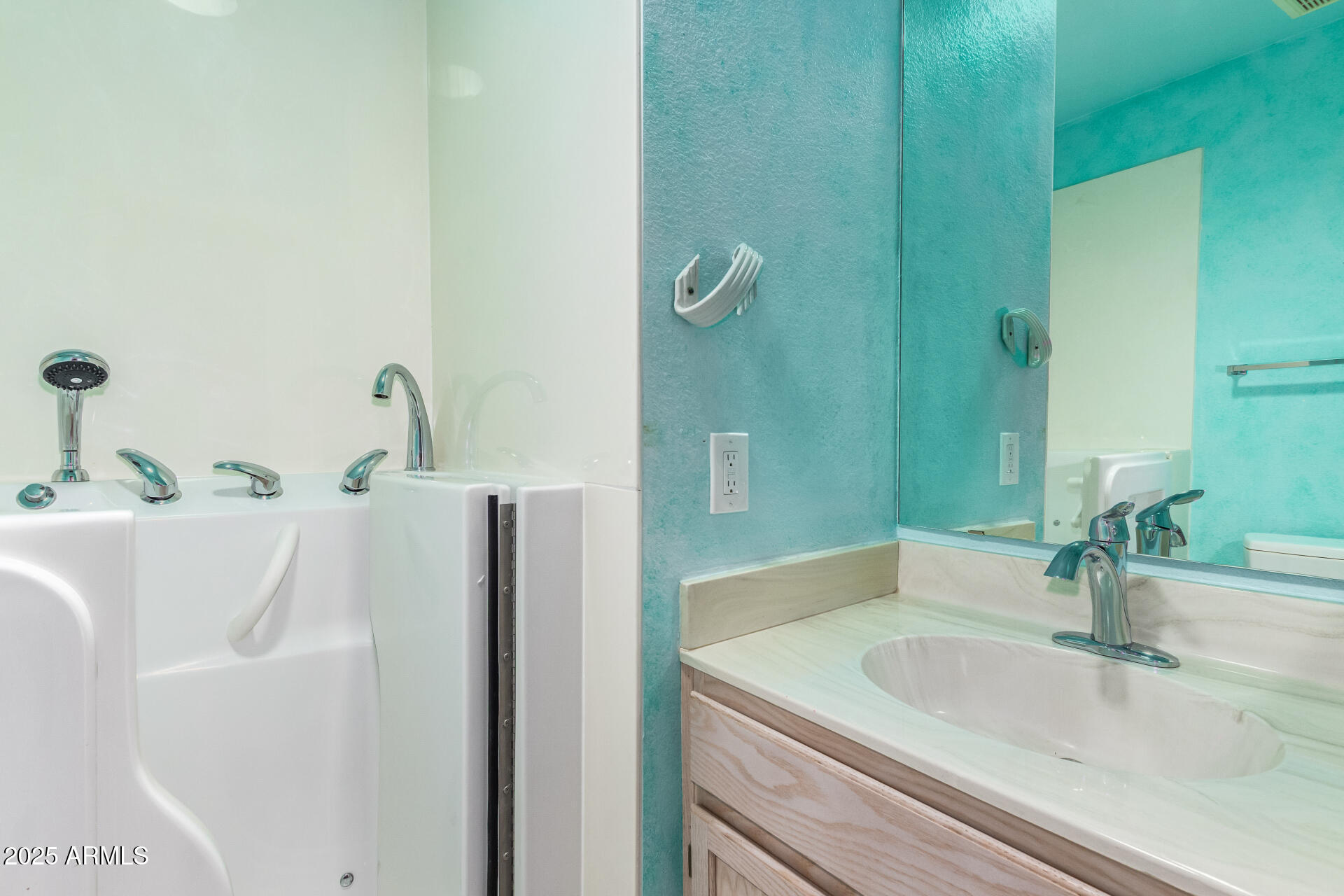 1581 E AUGUSTA Avenue