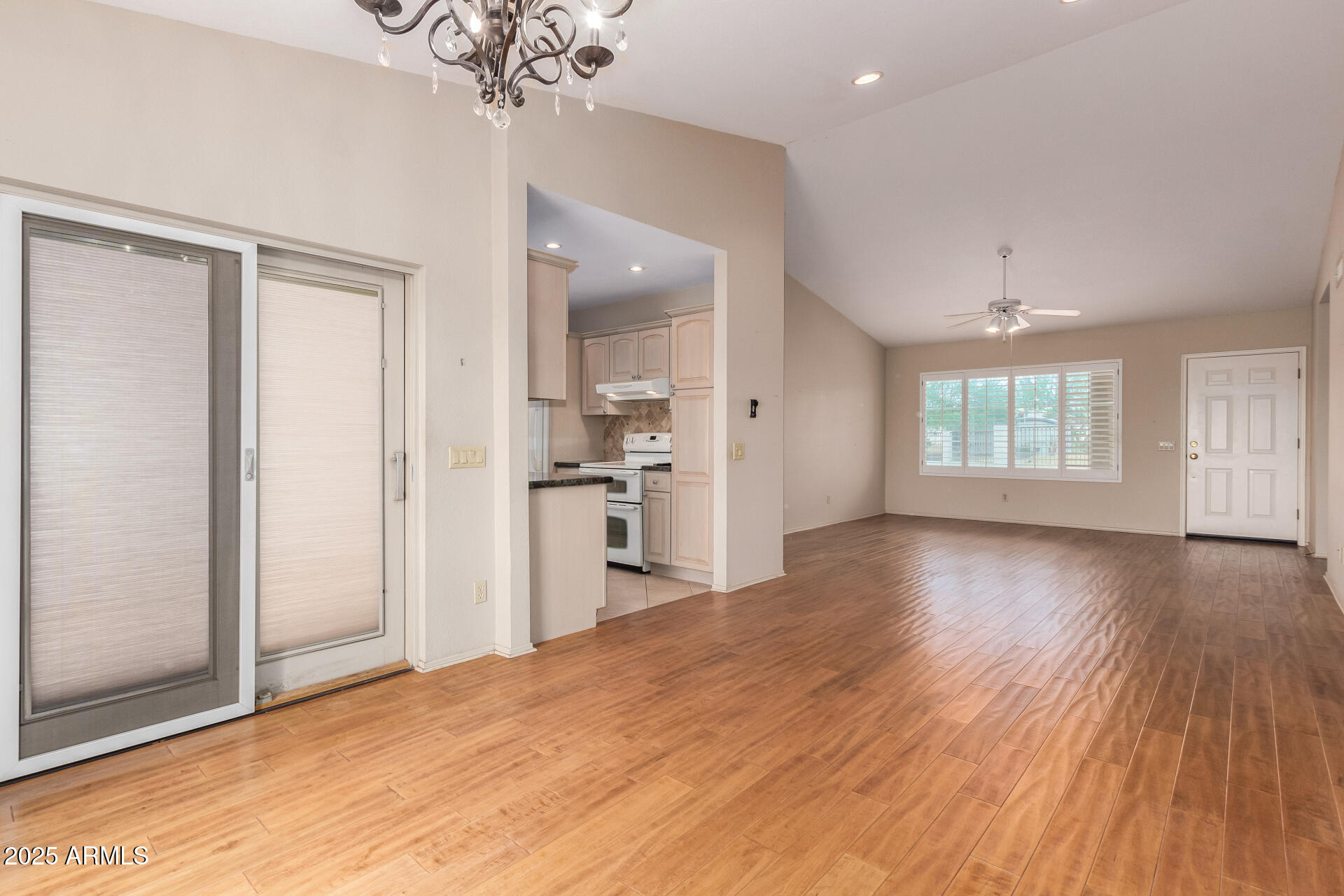 1581 E AUGUSTA Avenue