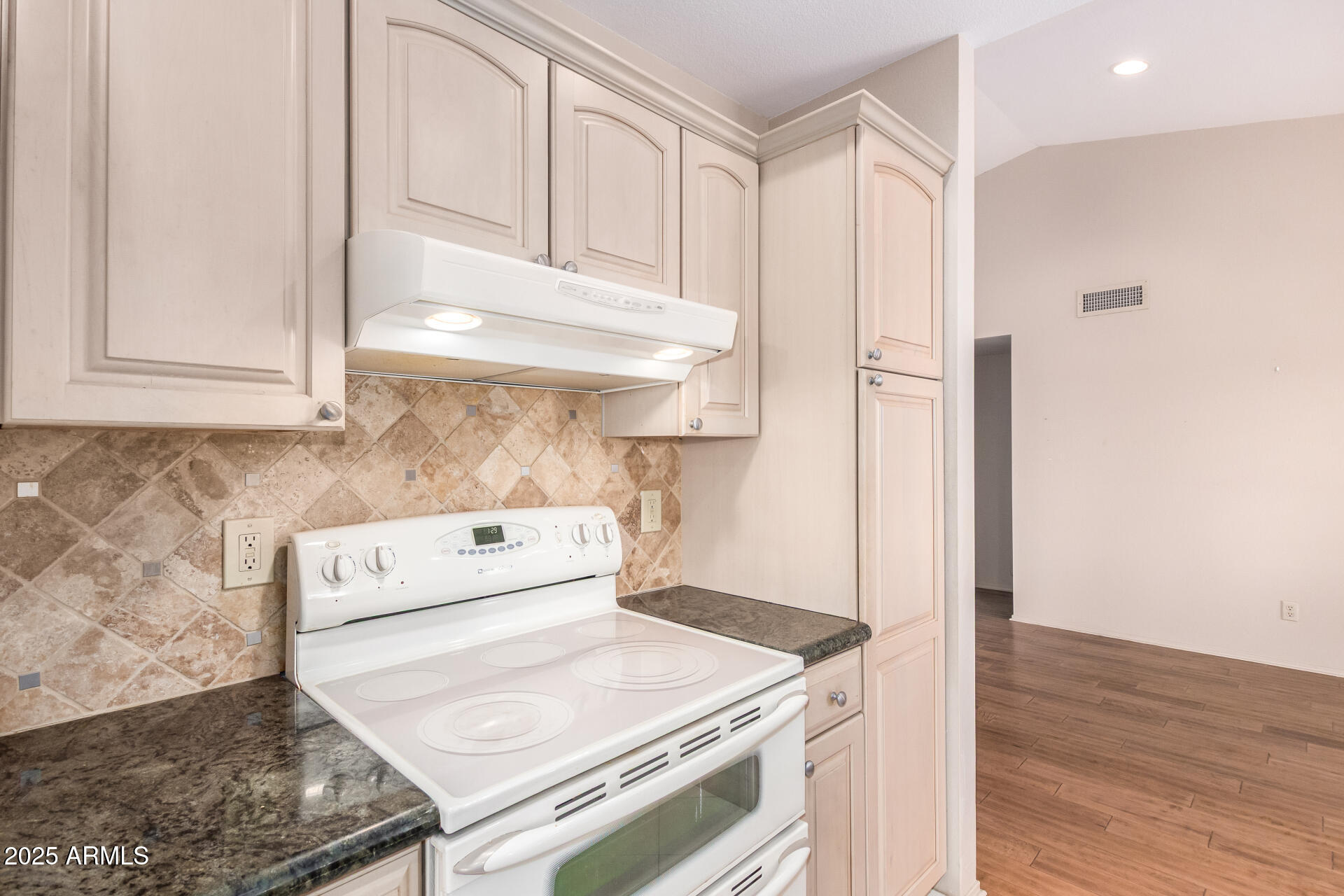 1581 E AUGUSTA Avenue