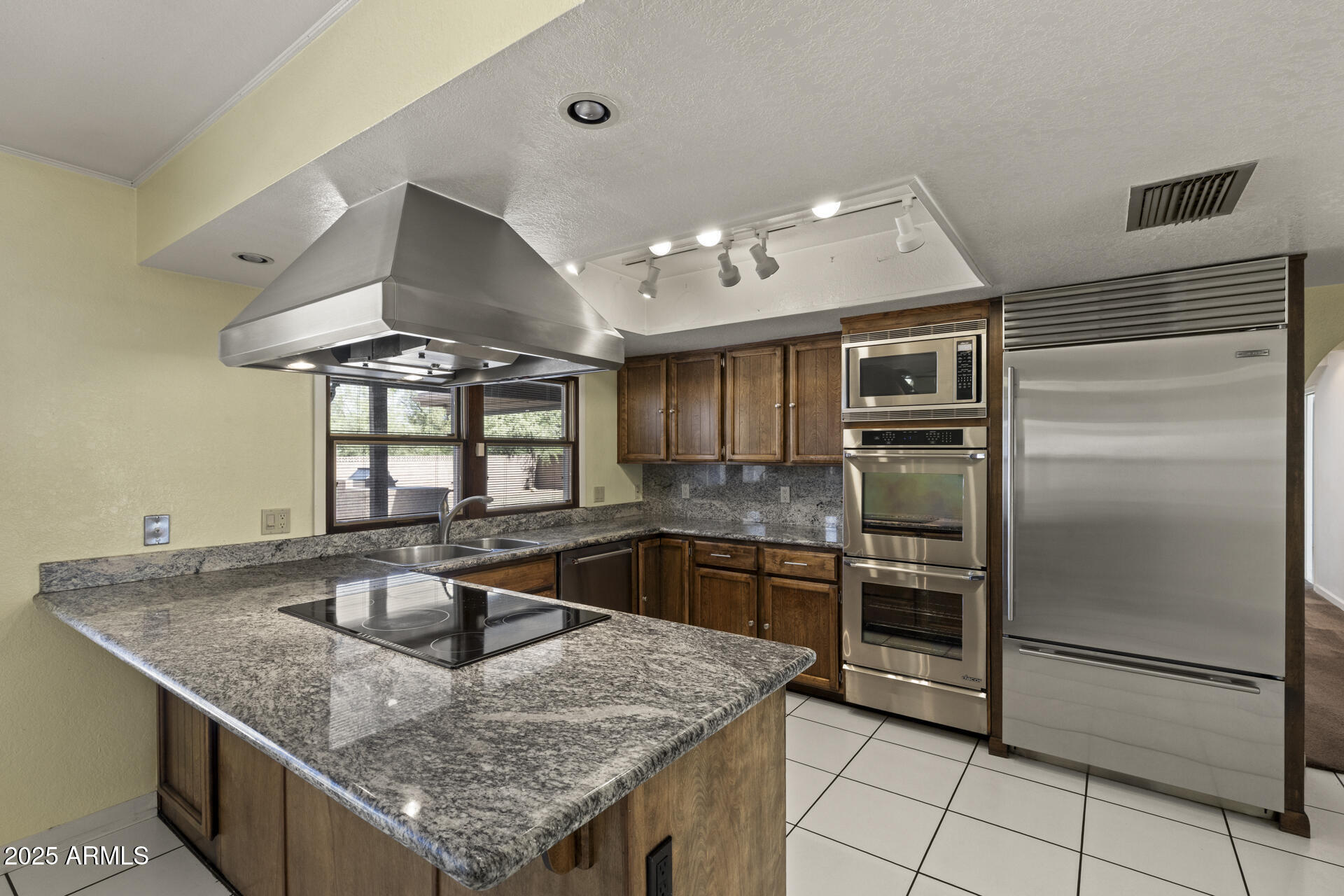 8426 E PARADISE Drive