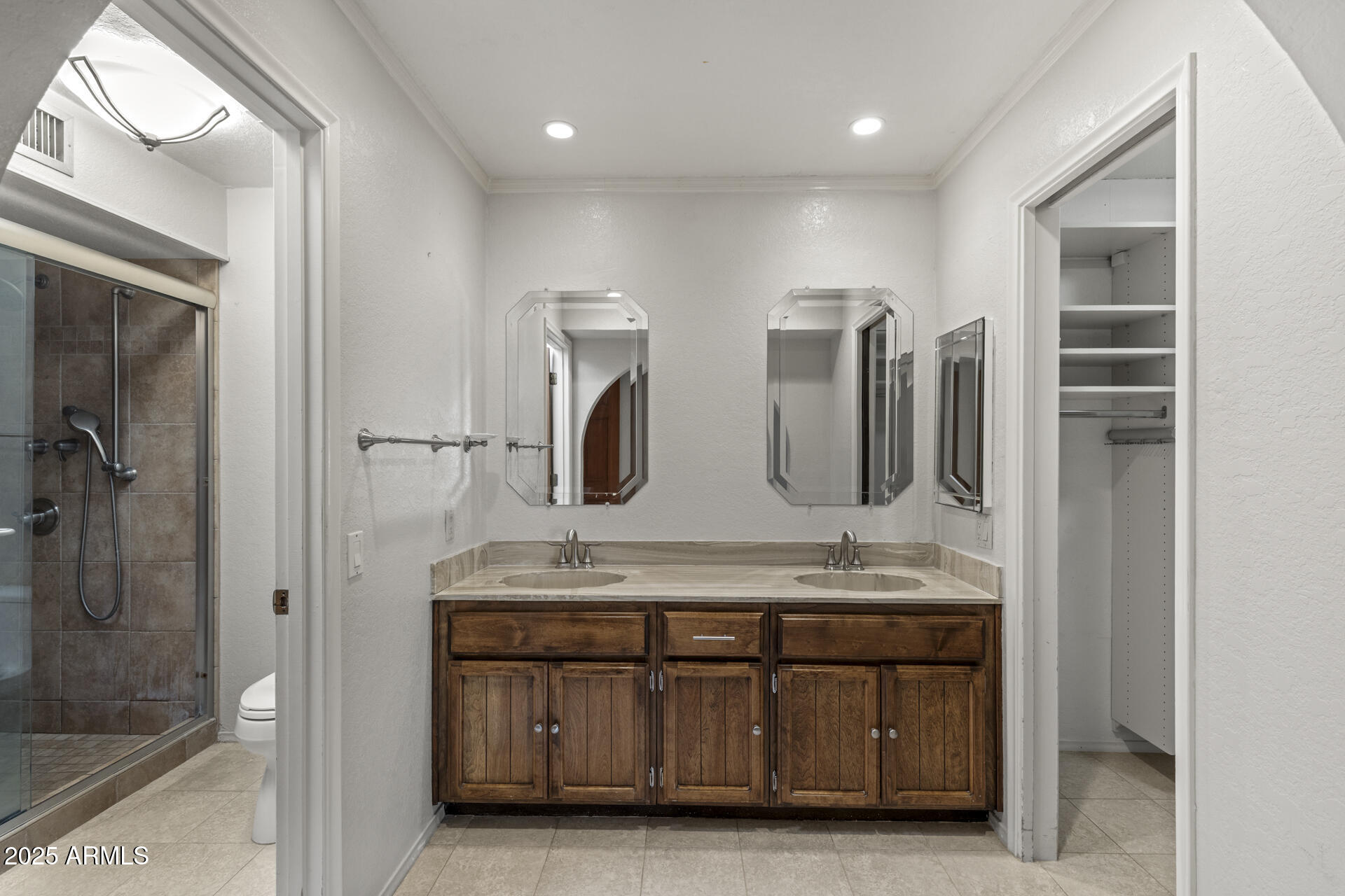 8426 E PARADISE Drive