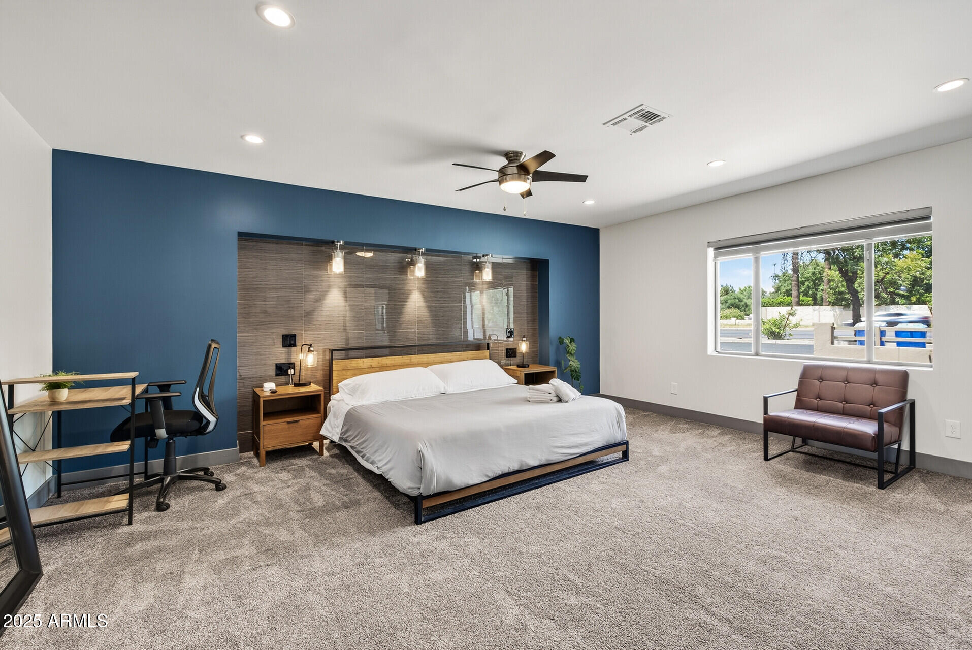 711 W NORTHERN Avenue