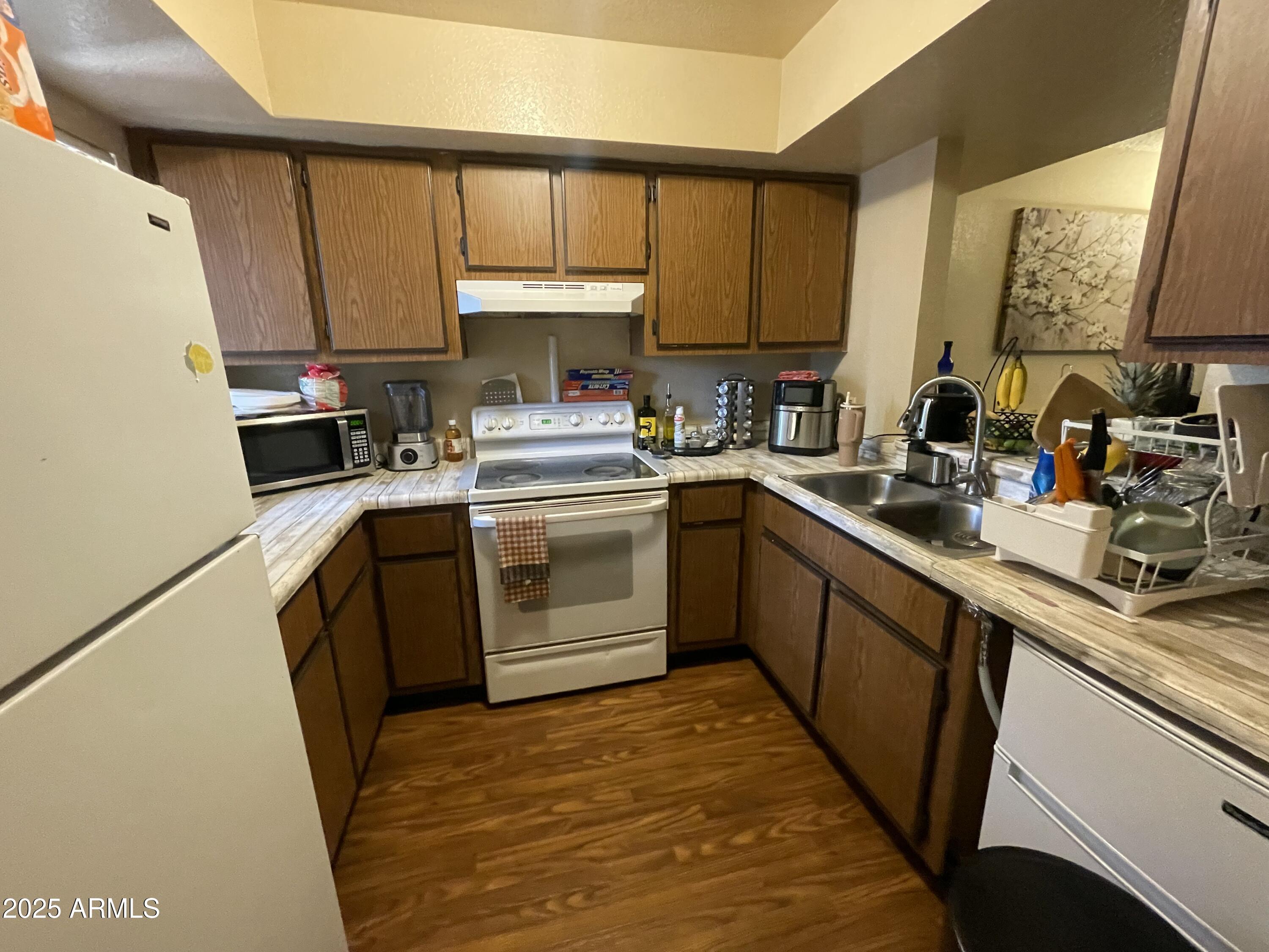 2822 E KATHLEEN Road