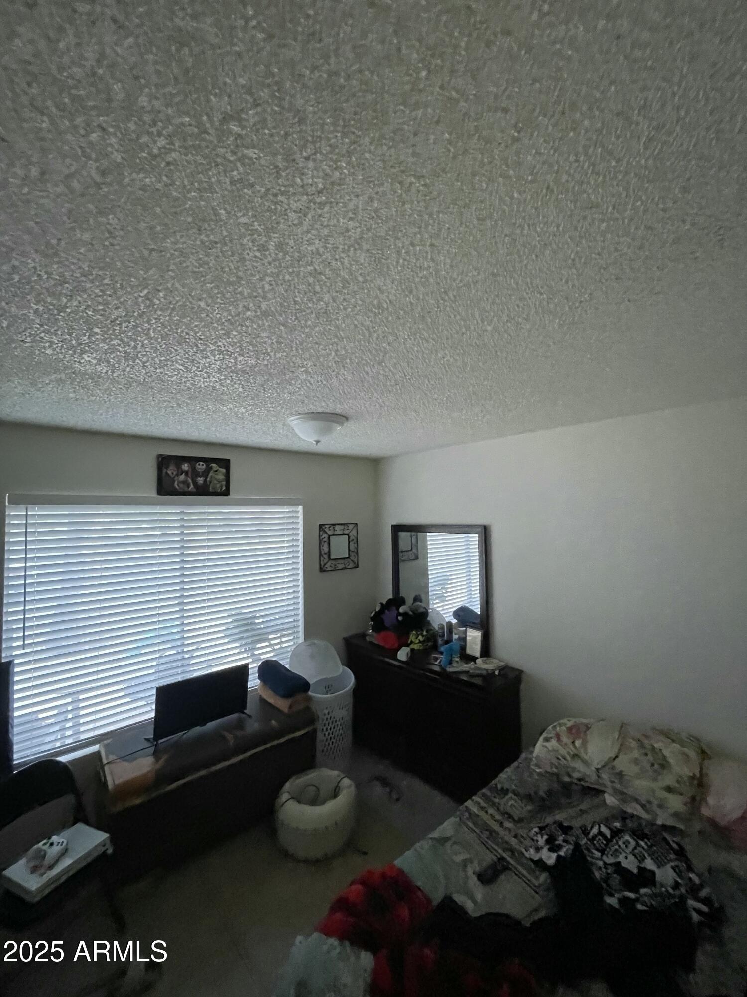 3319 W HARMONT Drive