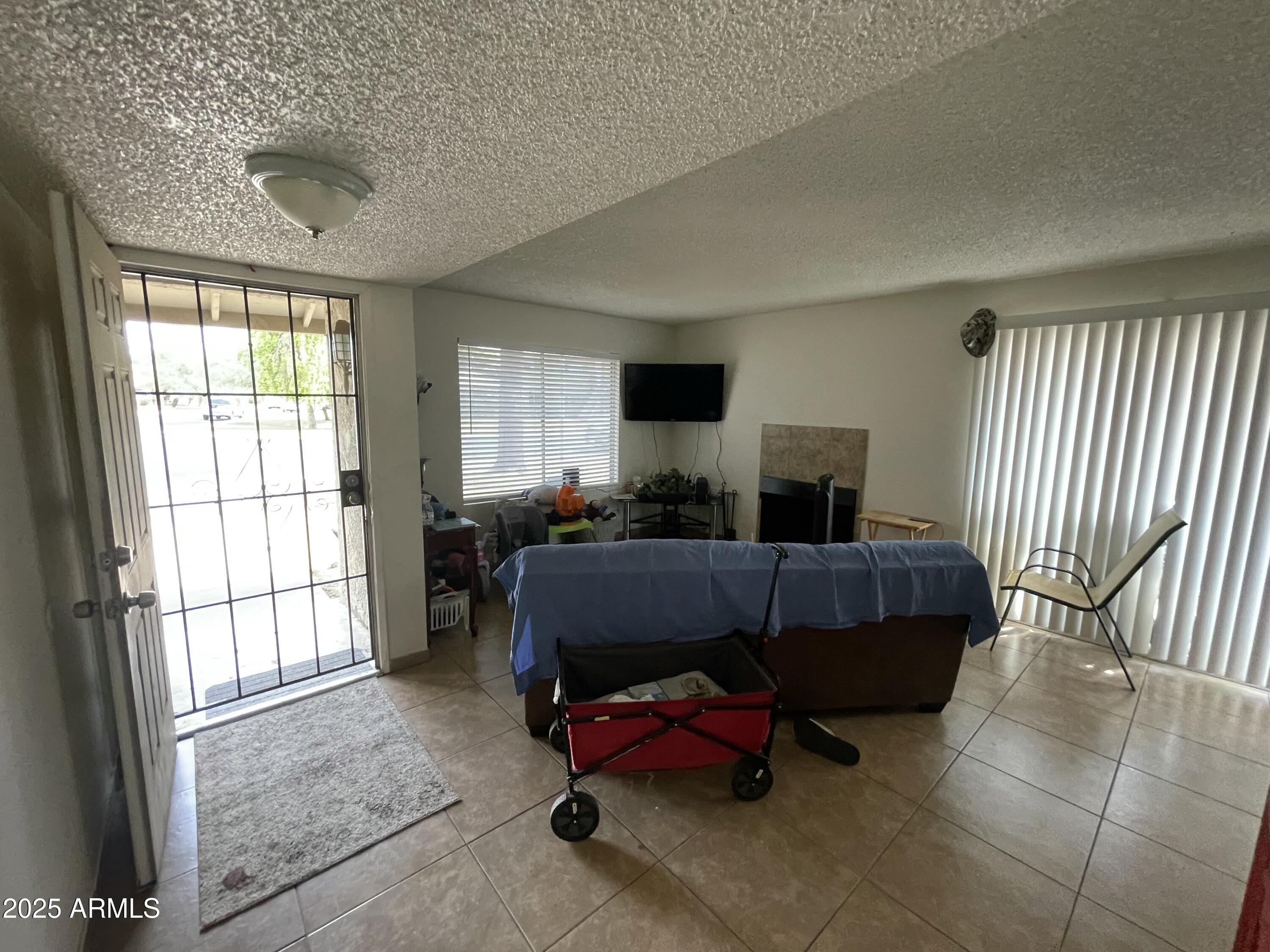 3319 W HARMONT Drive