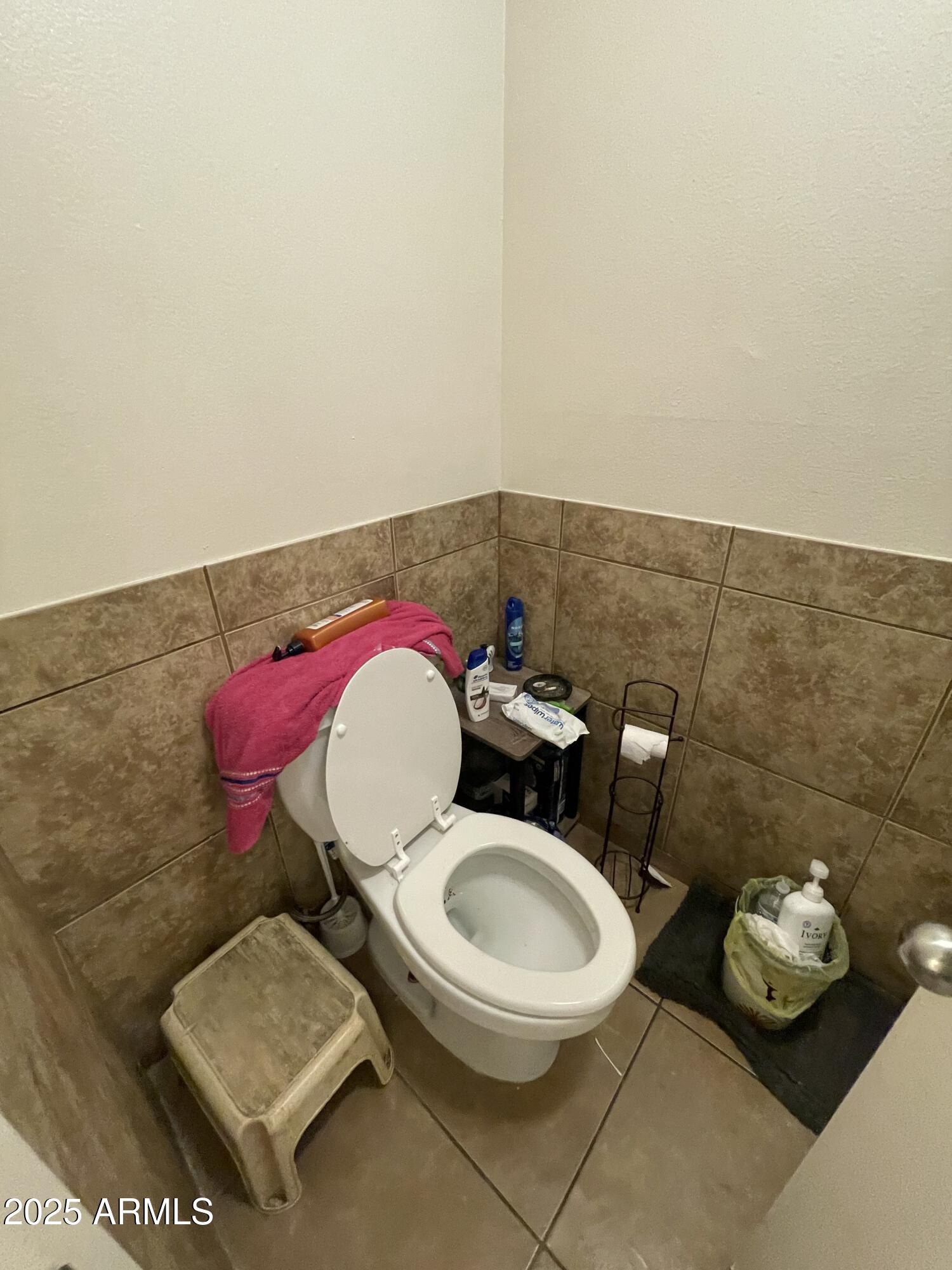 3319 W HARMONT Drive