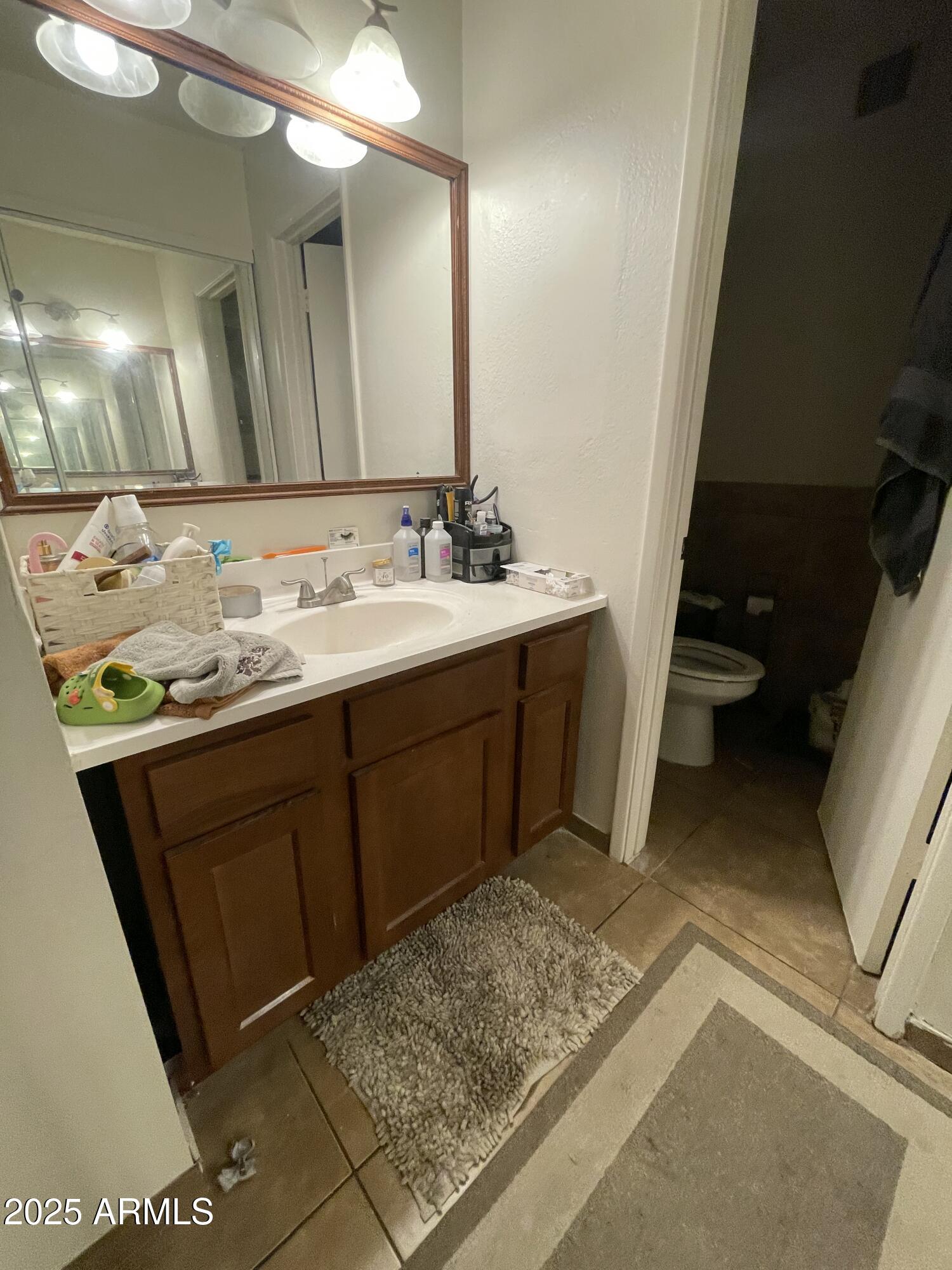 3319 W HARMONT Drive