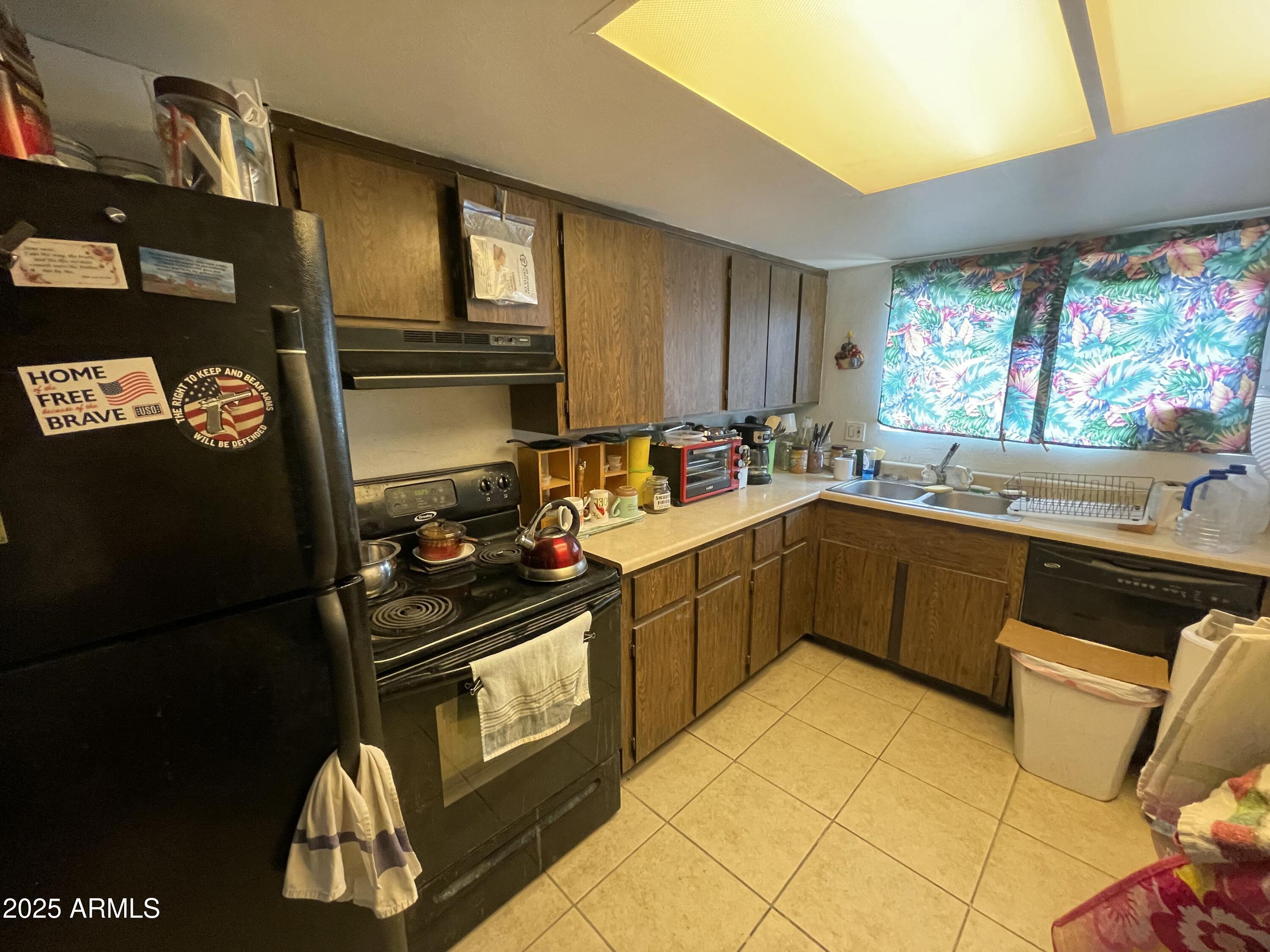 3319 W HARMONT Drive