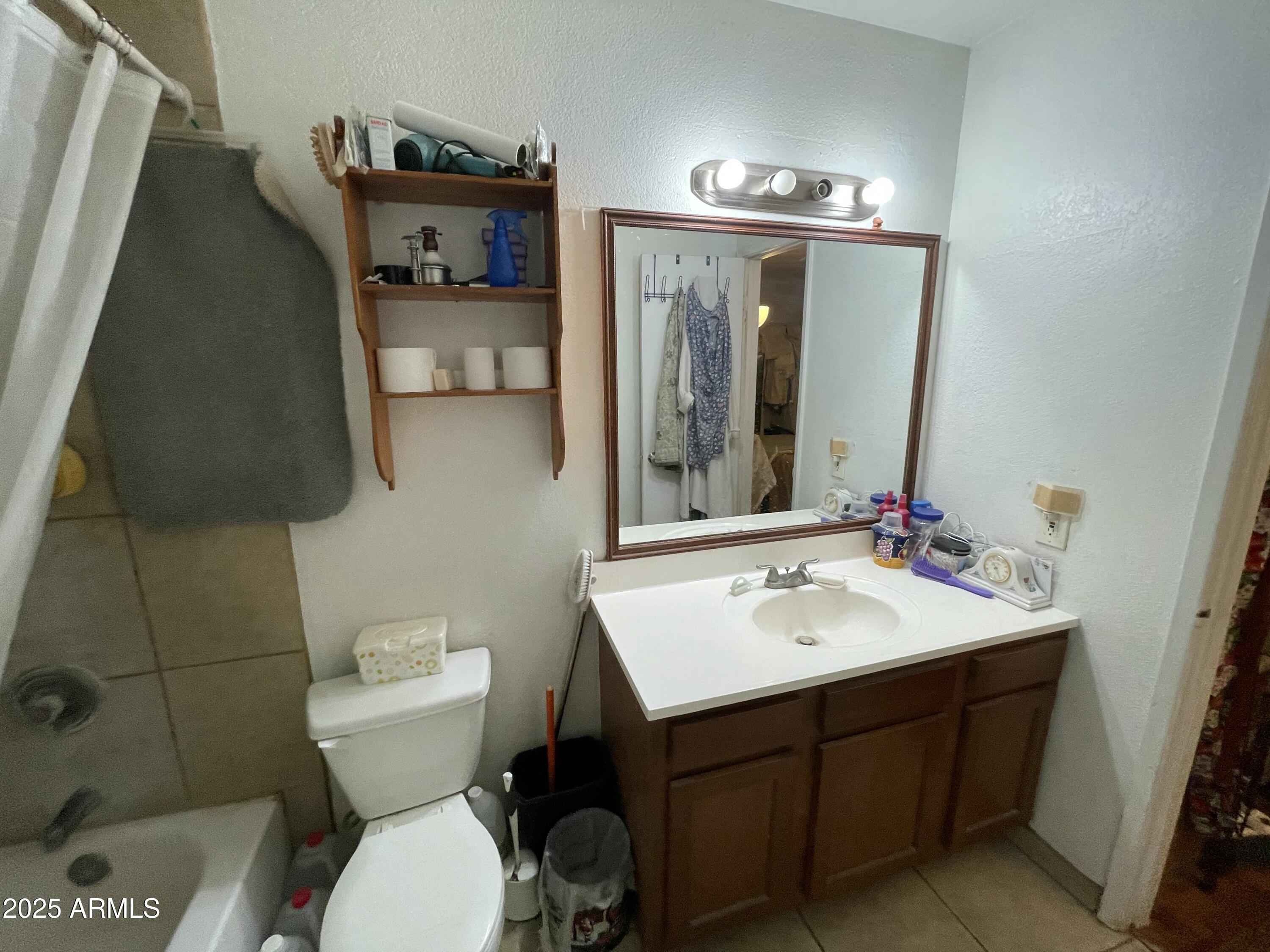 3319 W HARMONT Drive