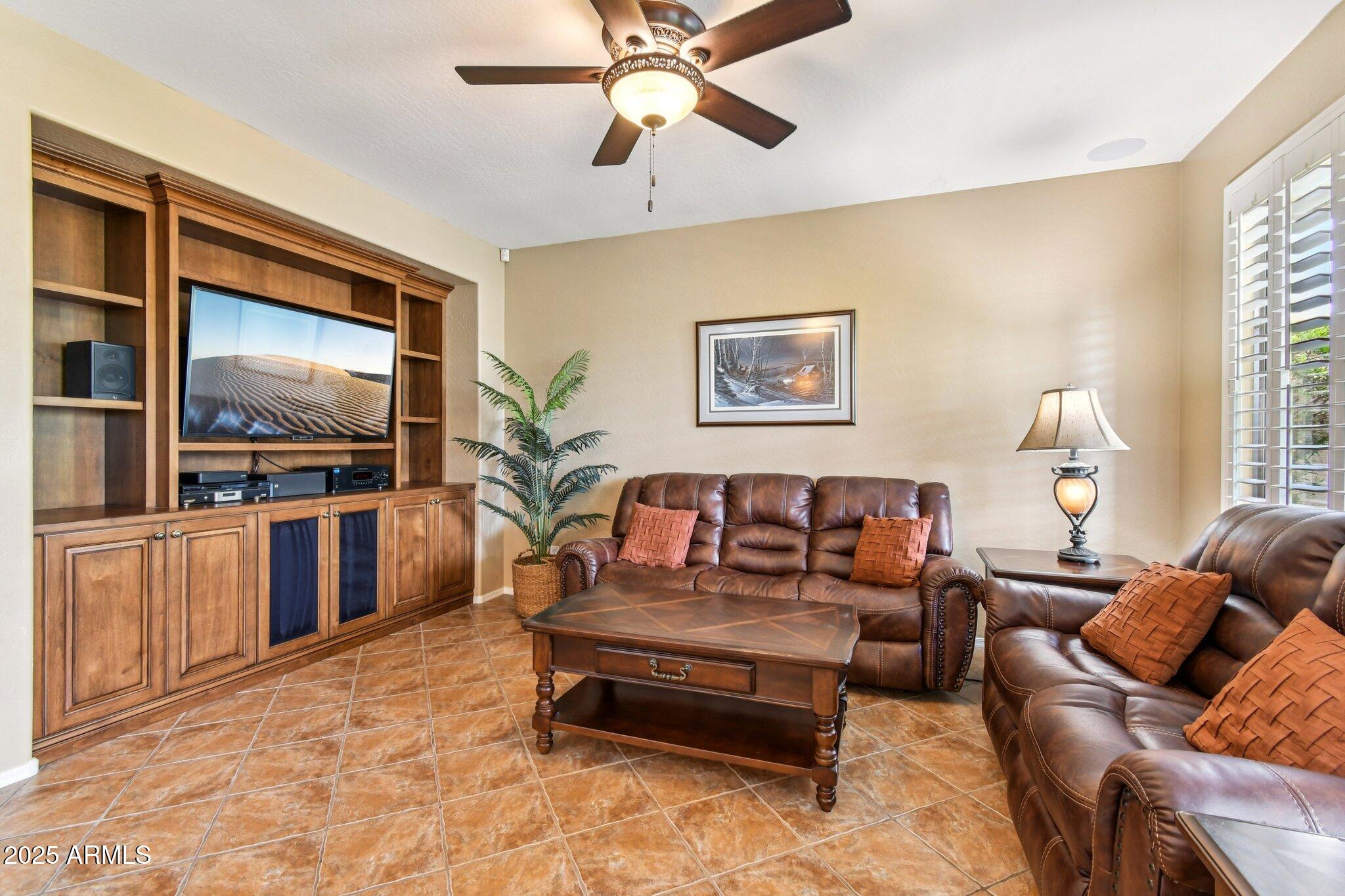 2533 W KIT CARSON Trail