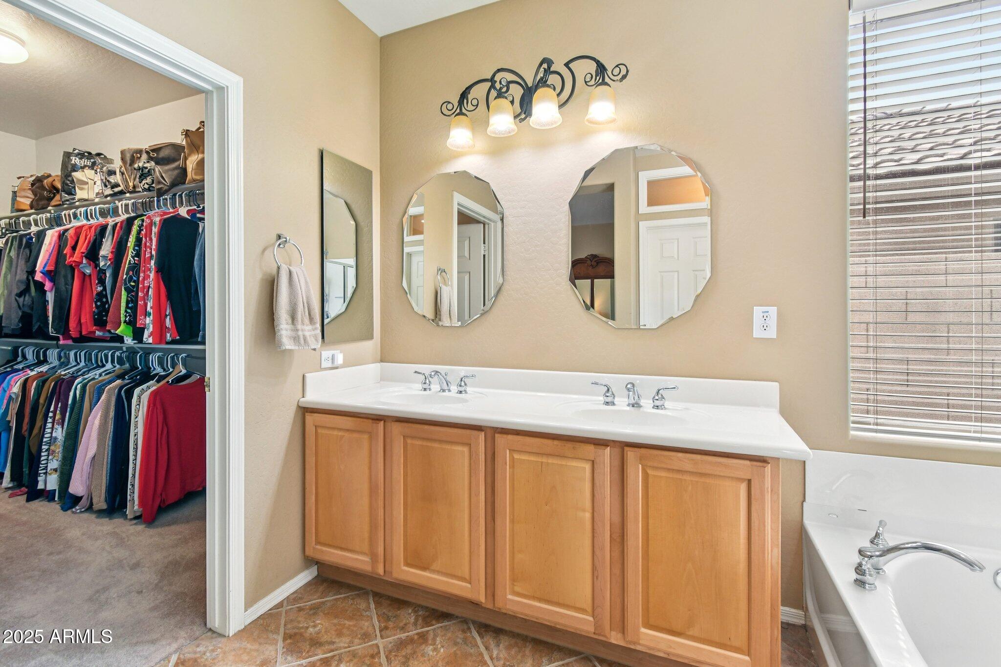 2533 W KIT CARSON Trail