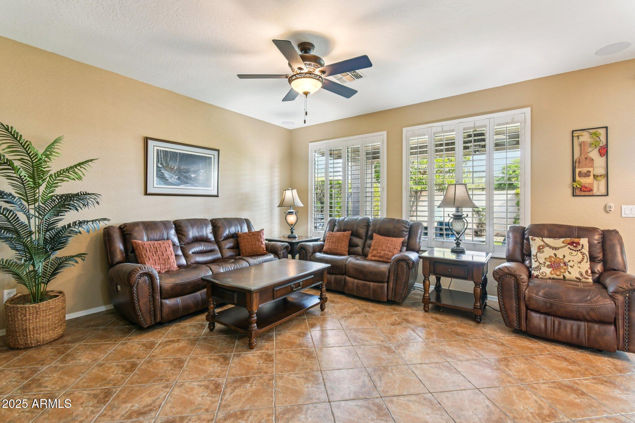 2533 W KIT CARSON Trail