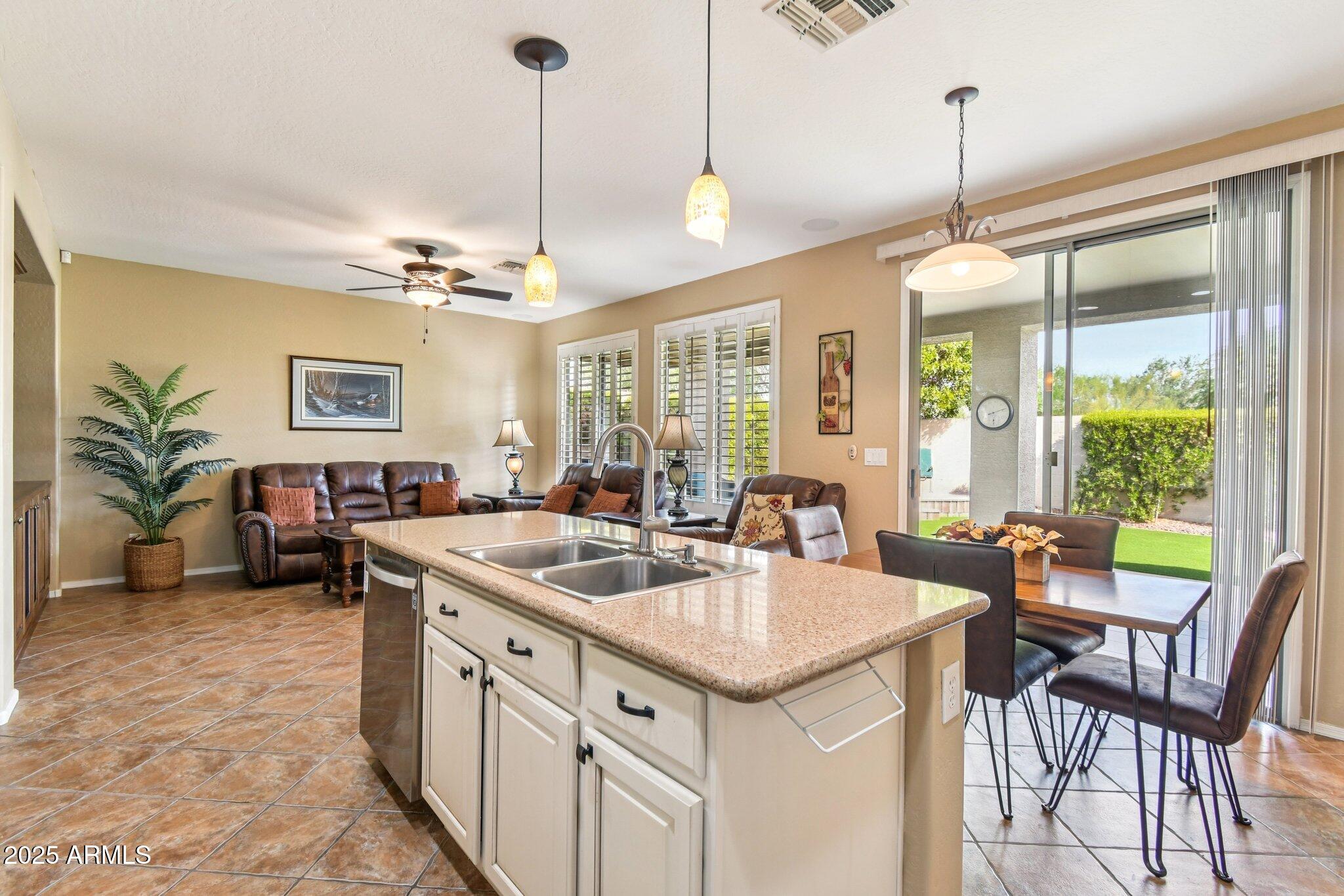 2533 W KIT CARSON Trail