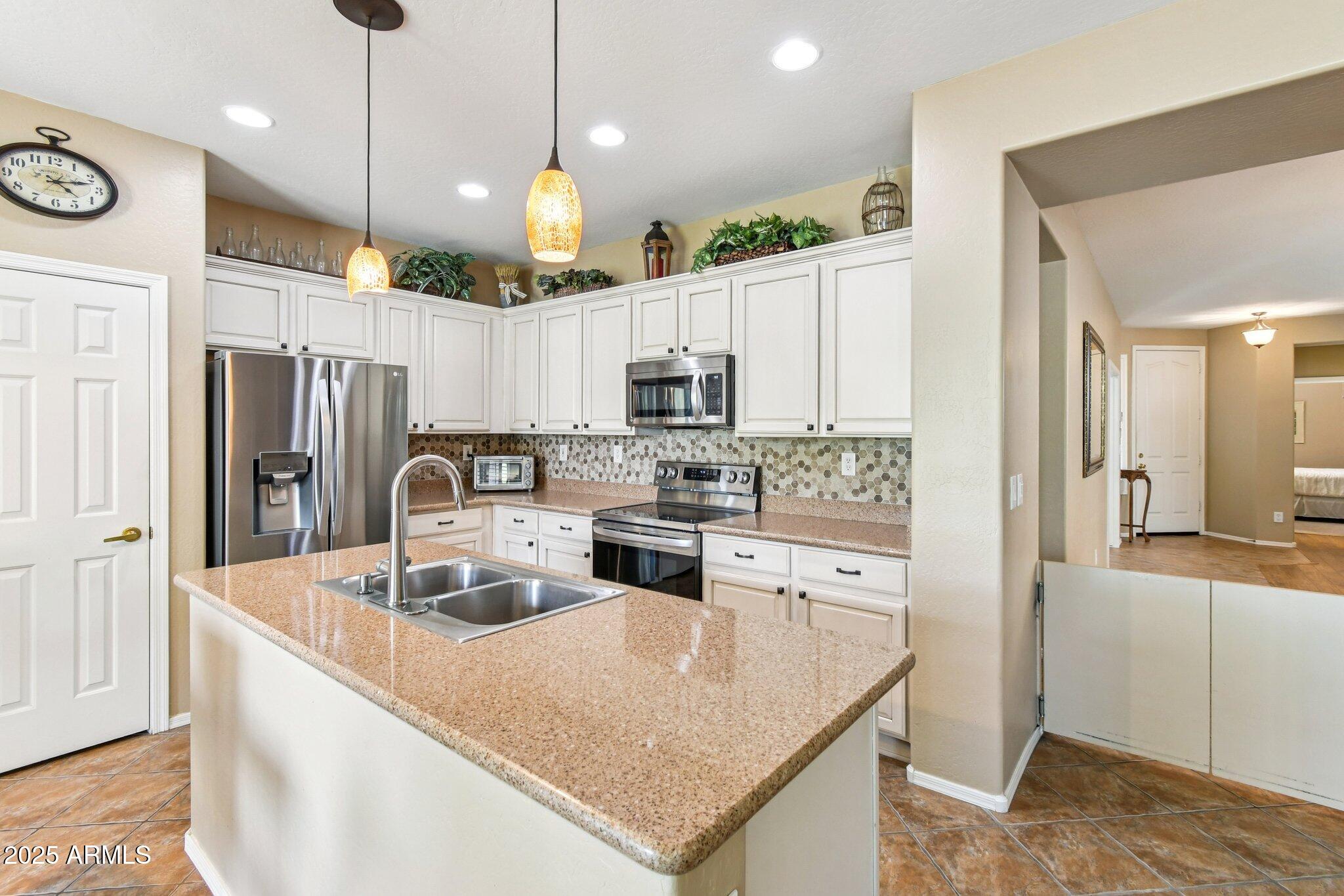 2533 W KIT CARSON Trail