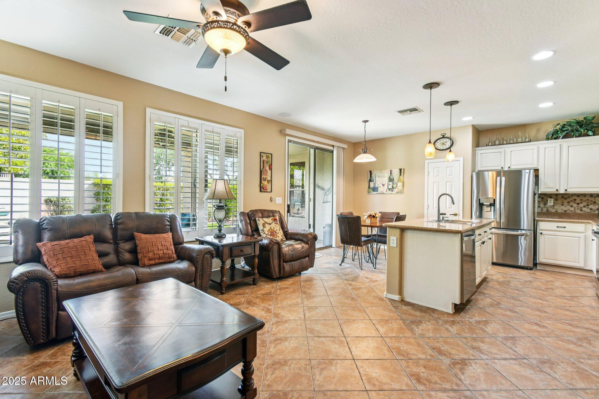 2533 W KIT CARSON Trail