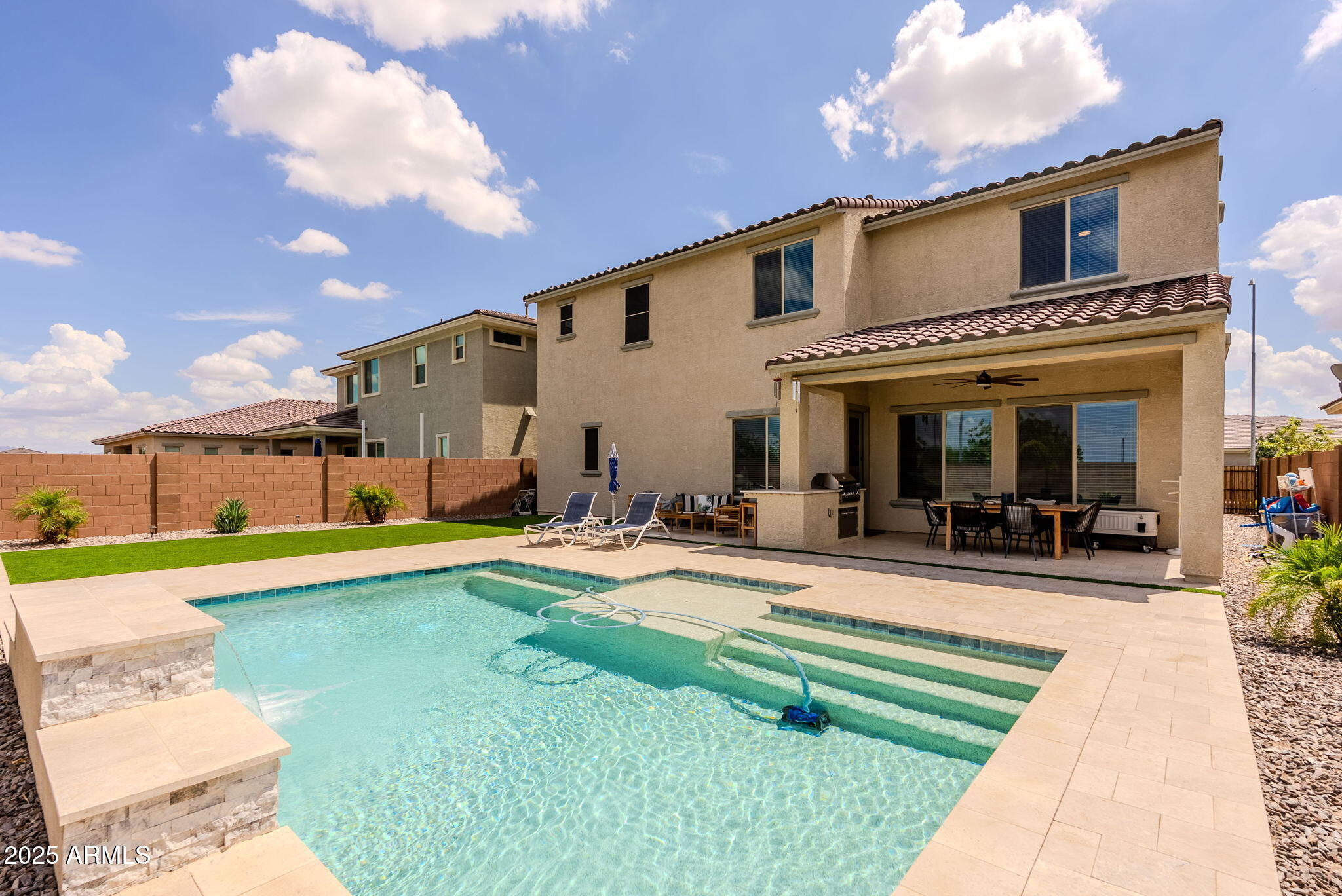 5702 S HASSETT