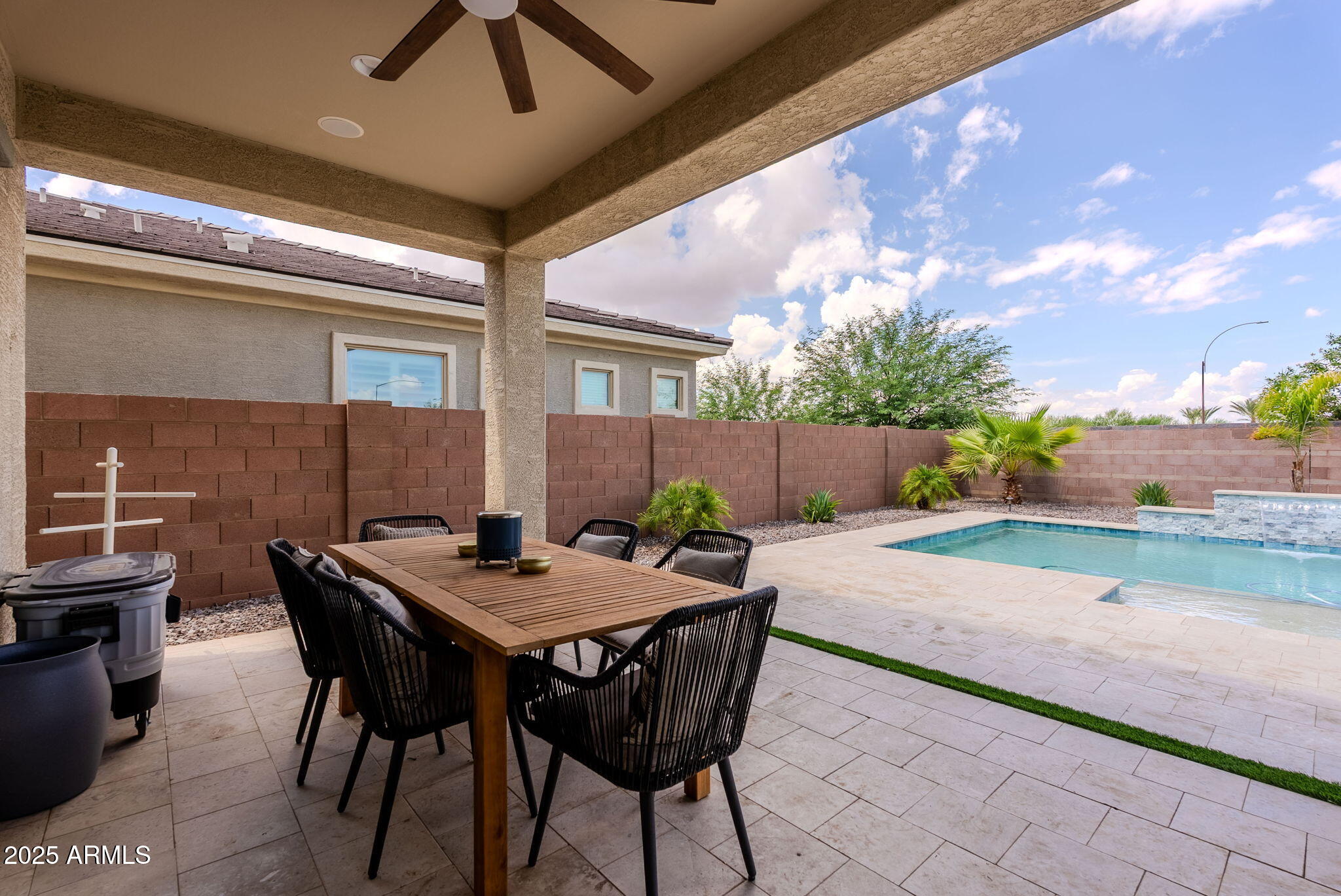 5702 S HASSETT