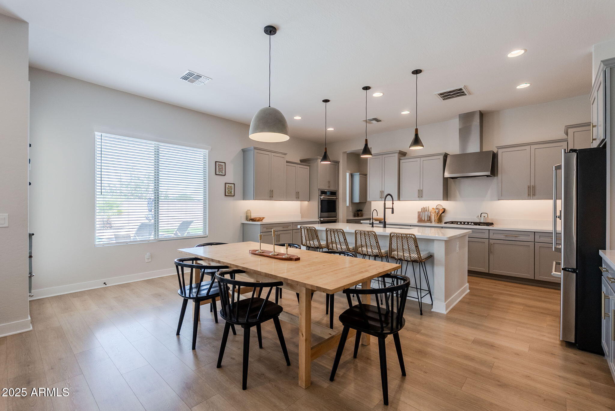 5702 S HASSETT
