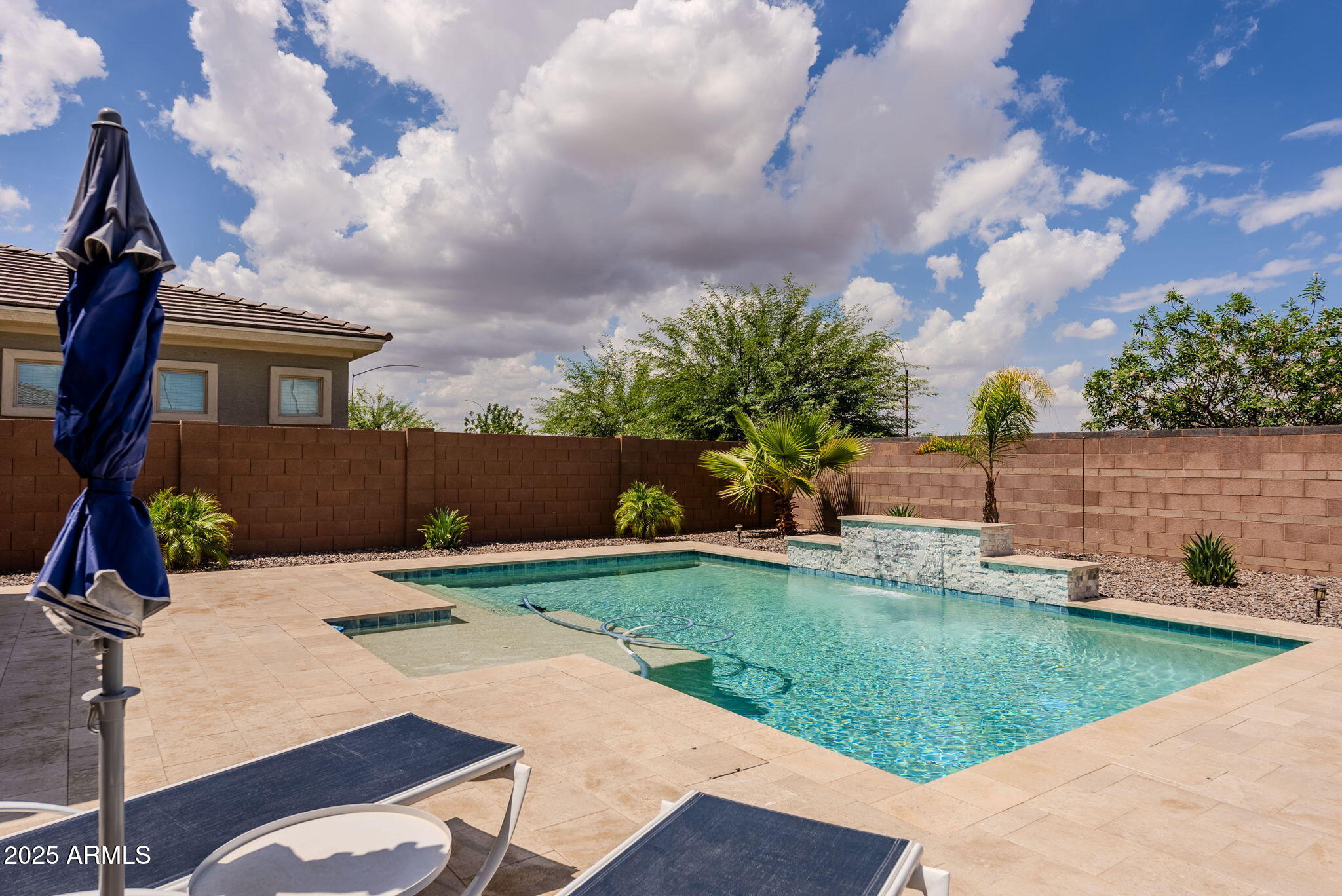 5702 S HASSETT