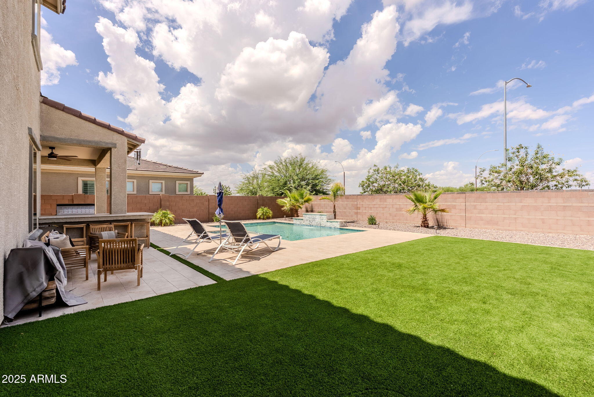 5702 S HASSETT