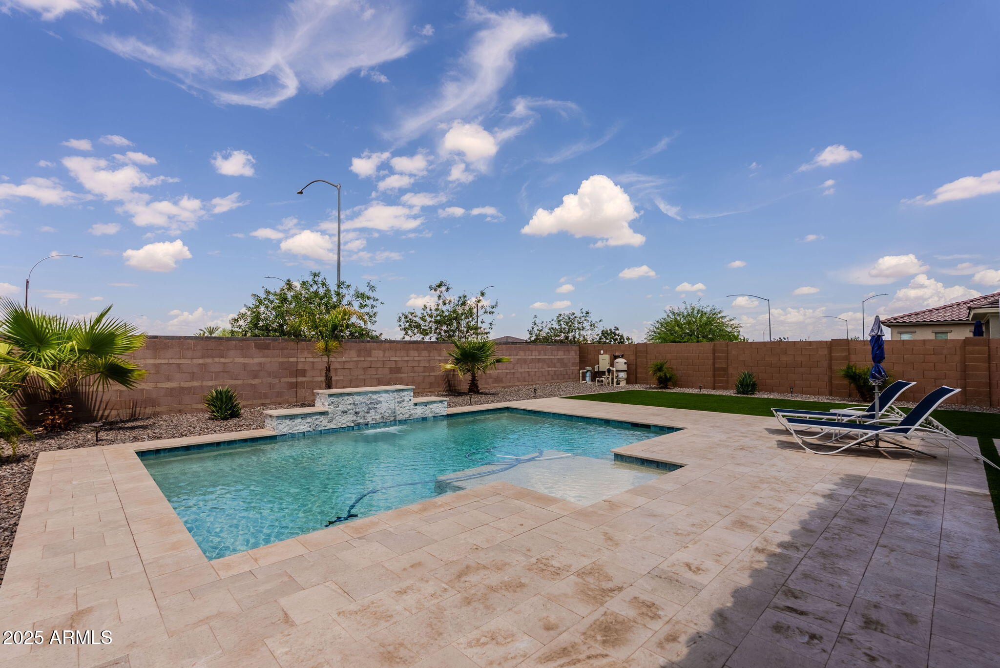 5702 S HASSETT