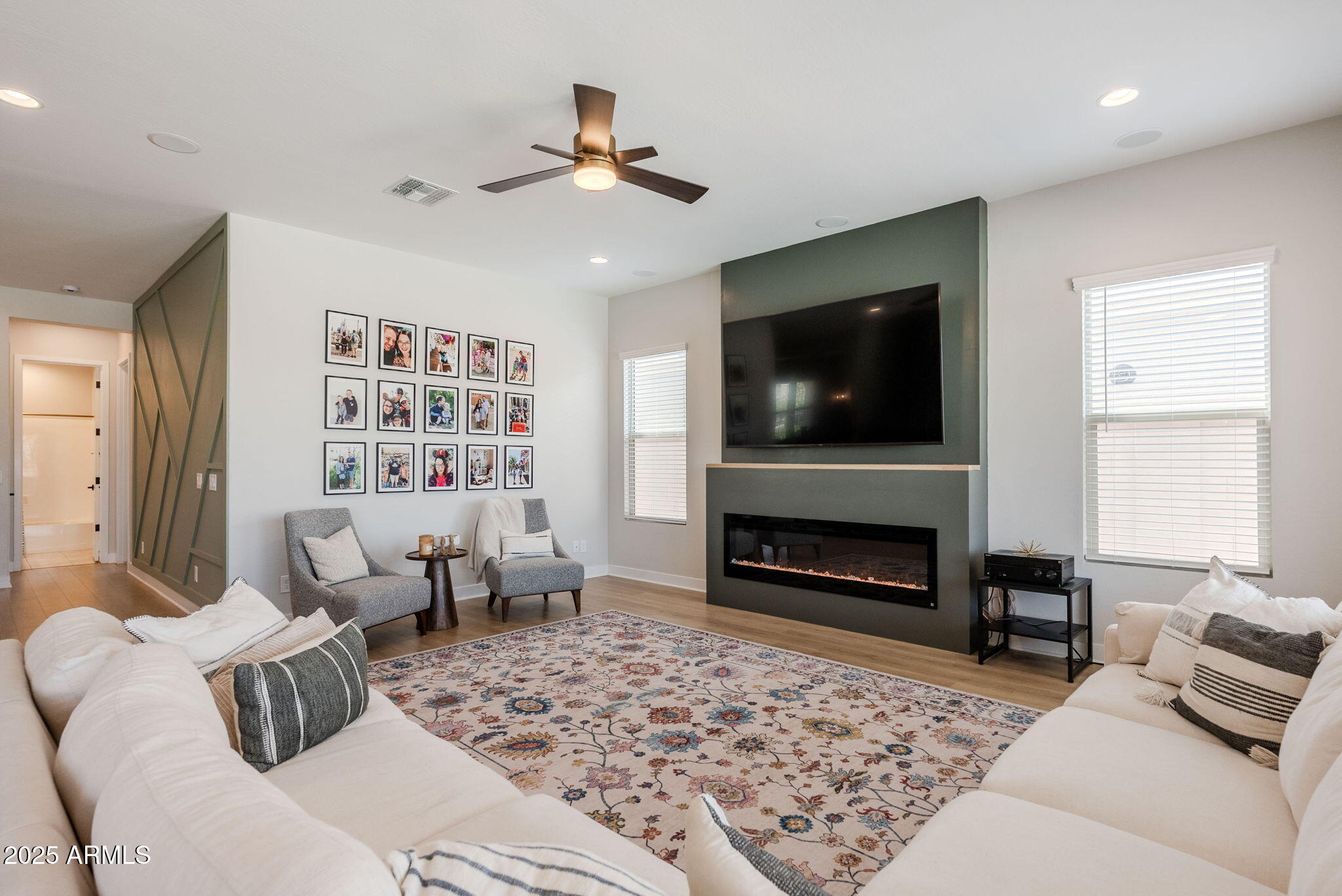 5702 S HASSETT
