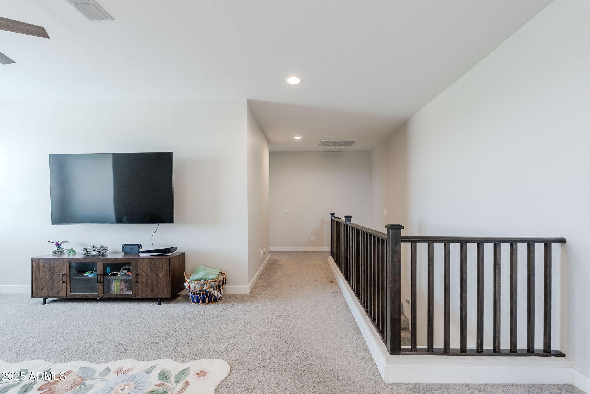 5702 S HASSETT