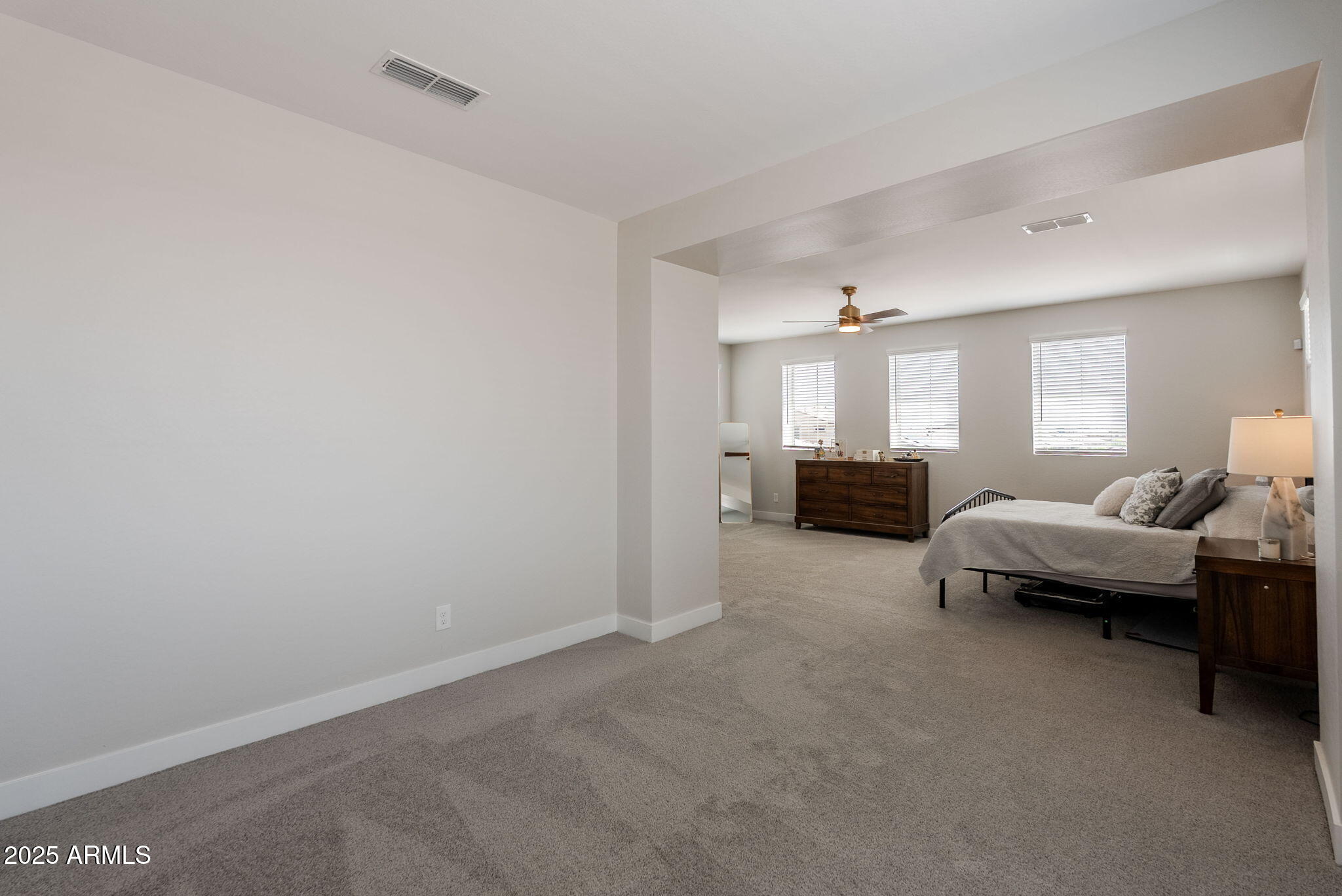 5702 S HASSETT
