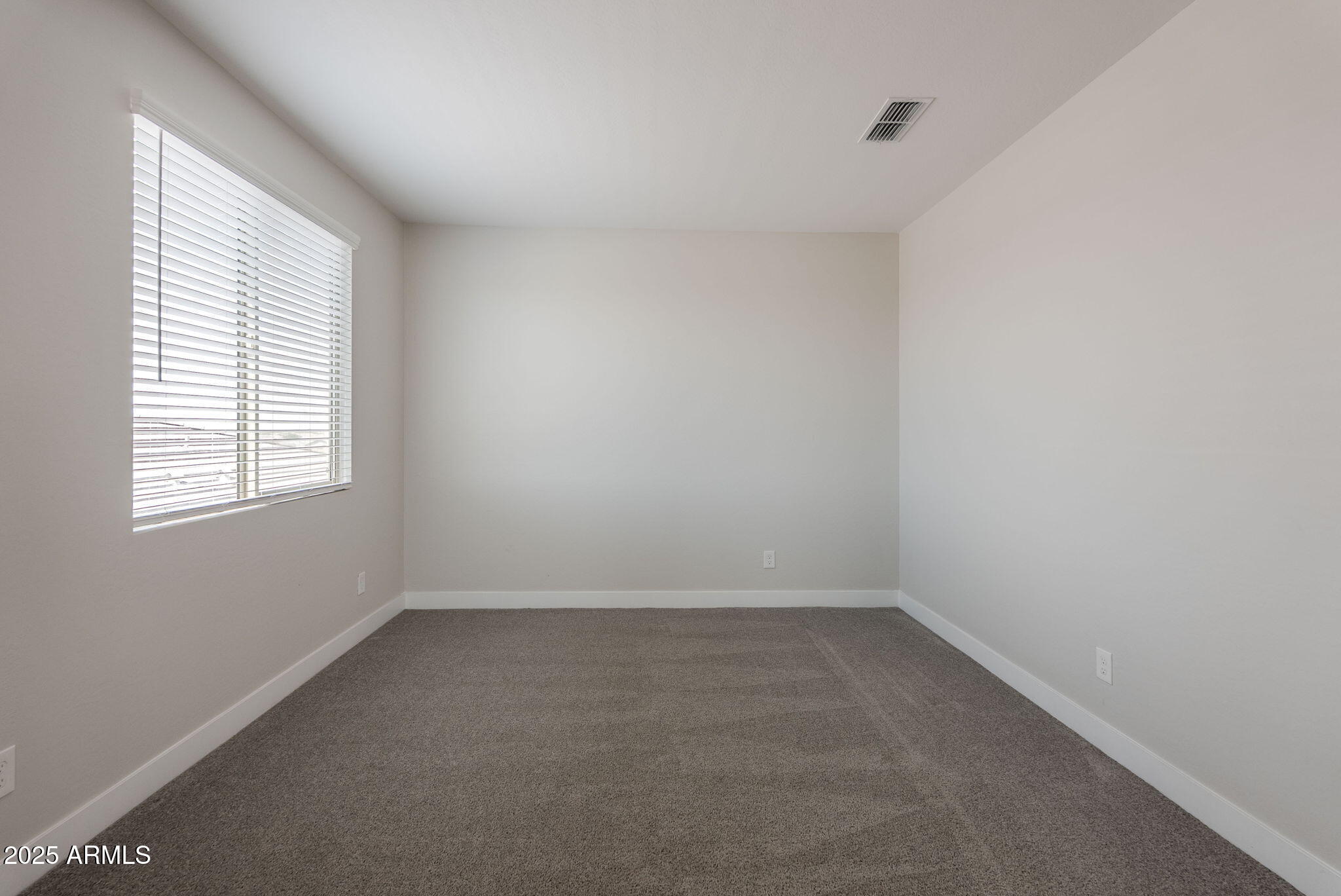 5702 S HASSETT