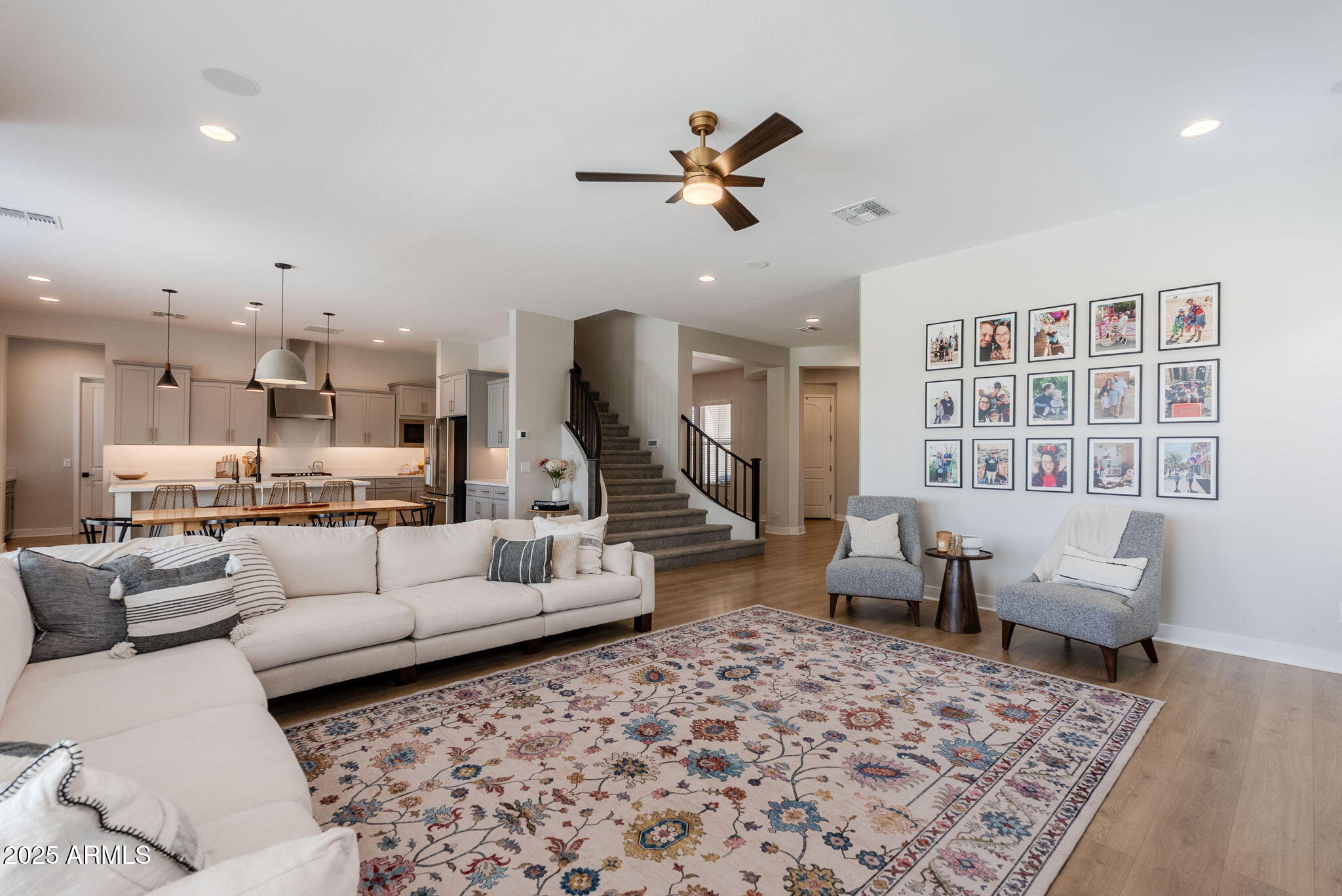 5702 S HASSETT