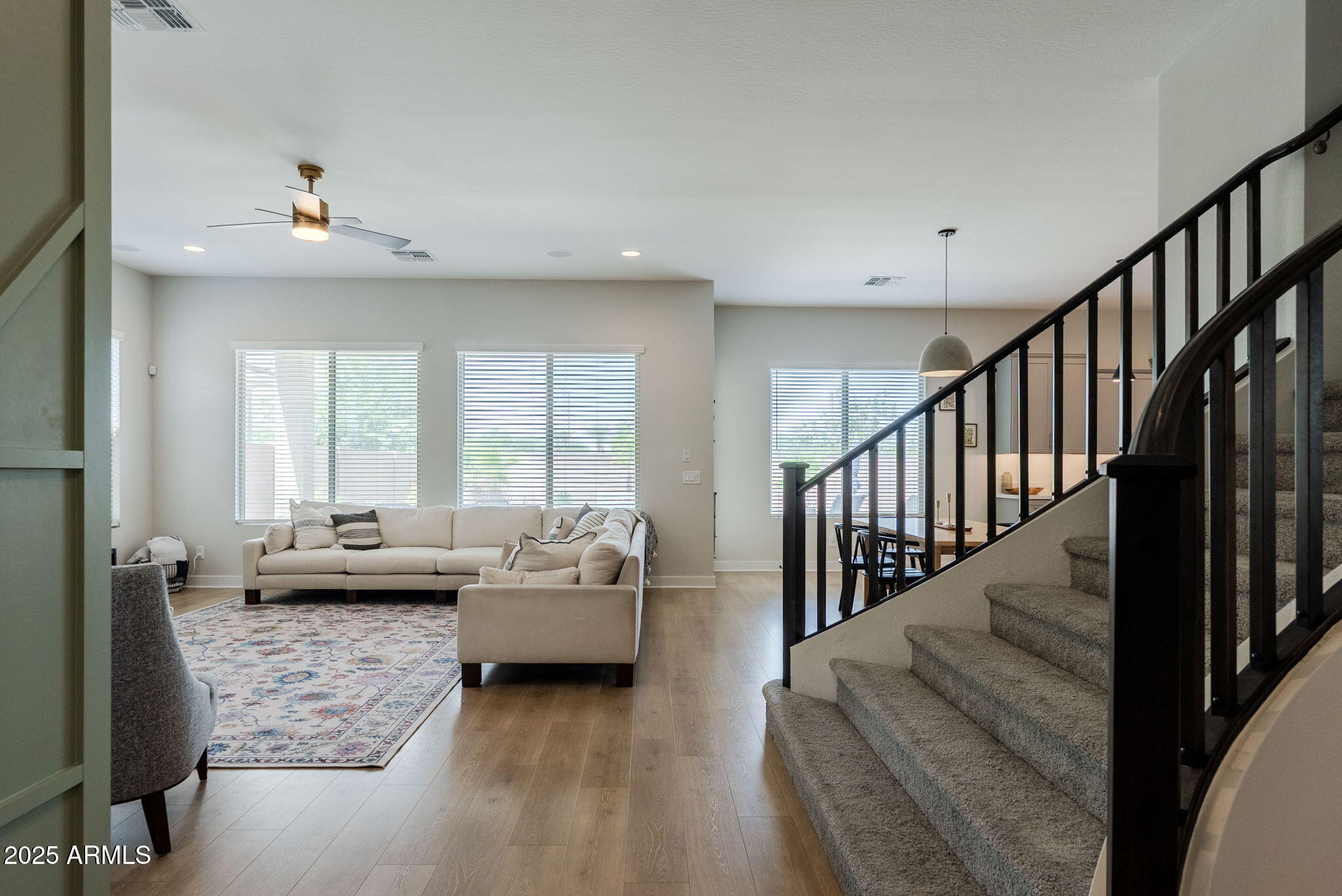5702 S HASSETT