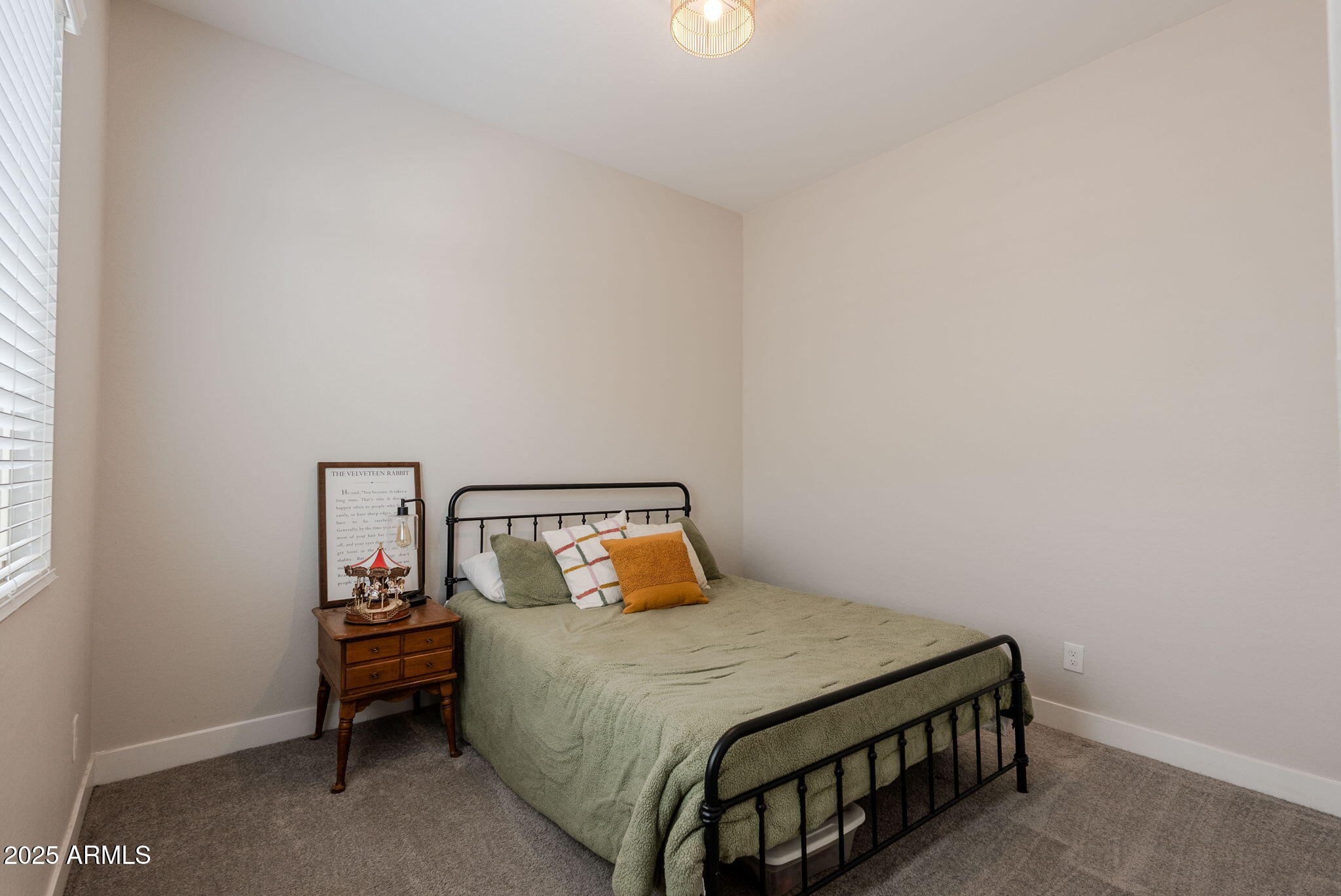 5702 S HASSETT