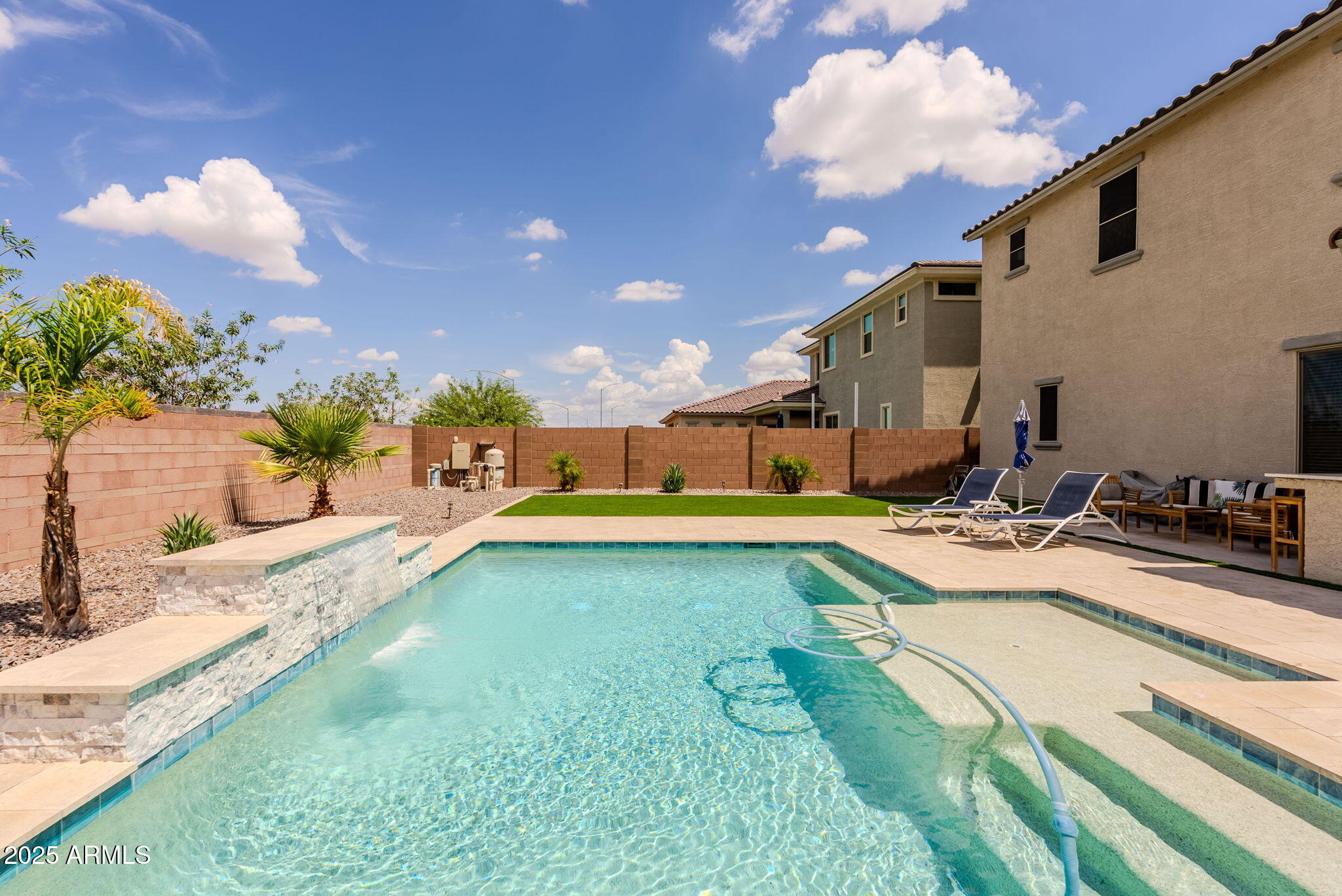 5702 S HASSETT