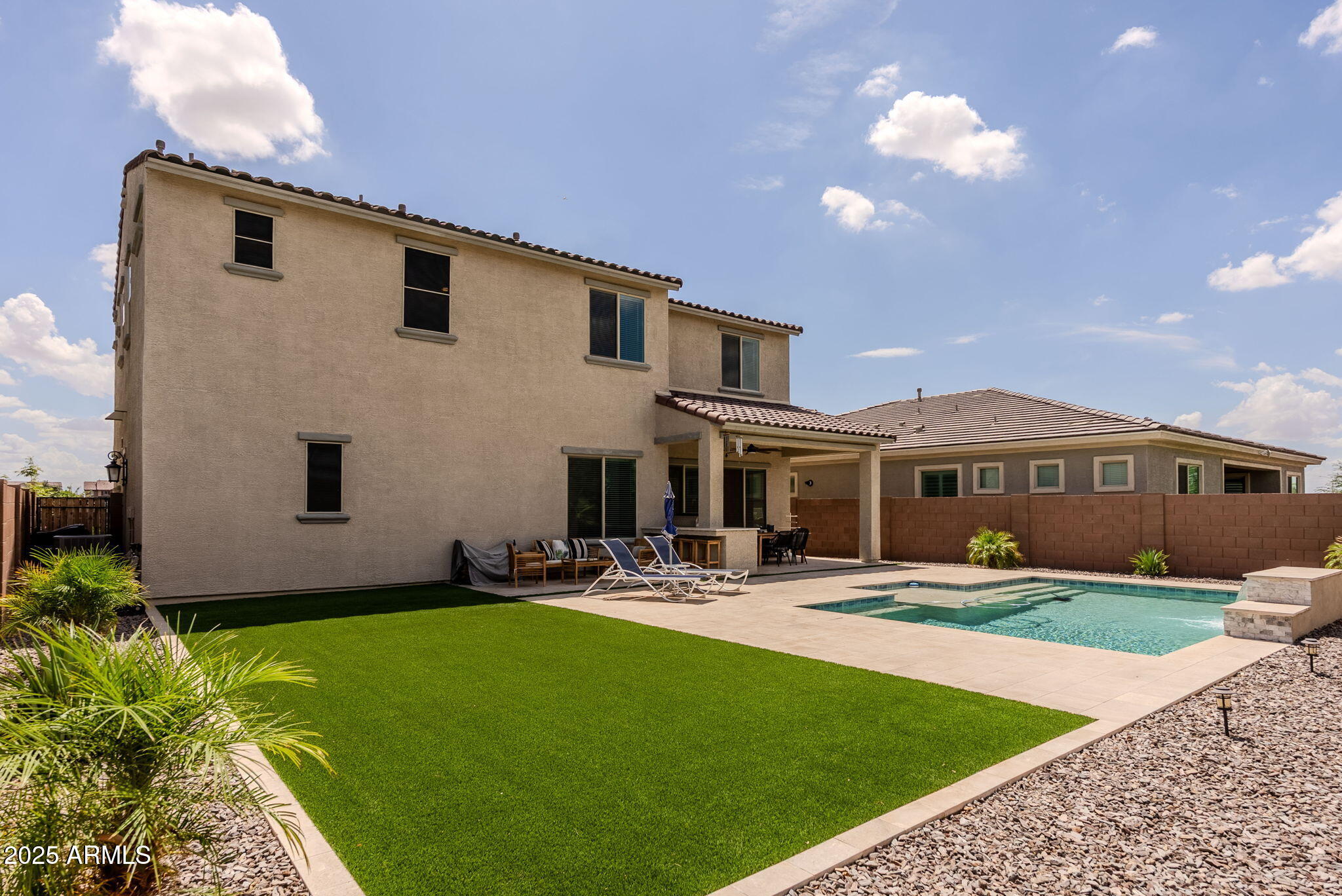 5702 S HASSETT