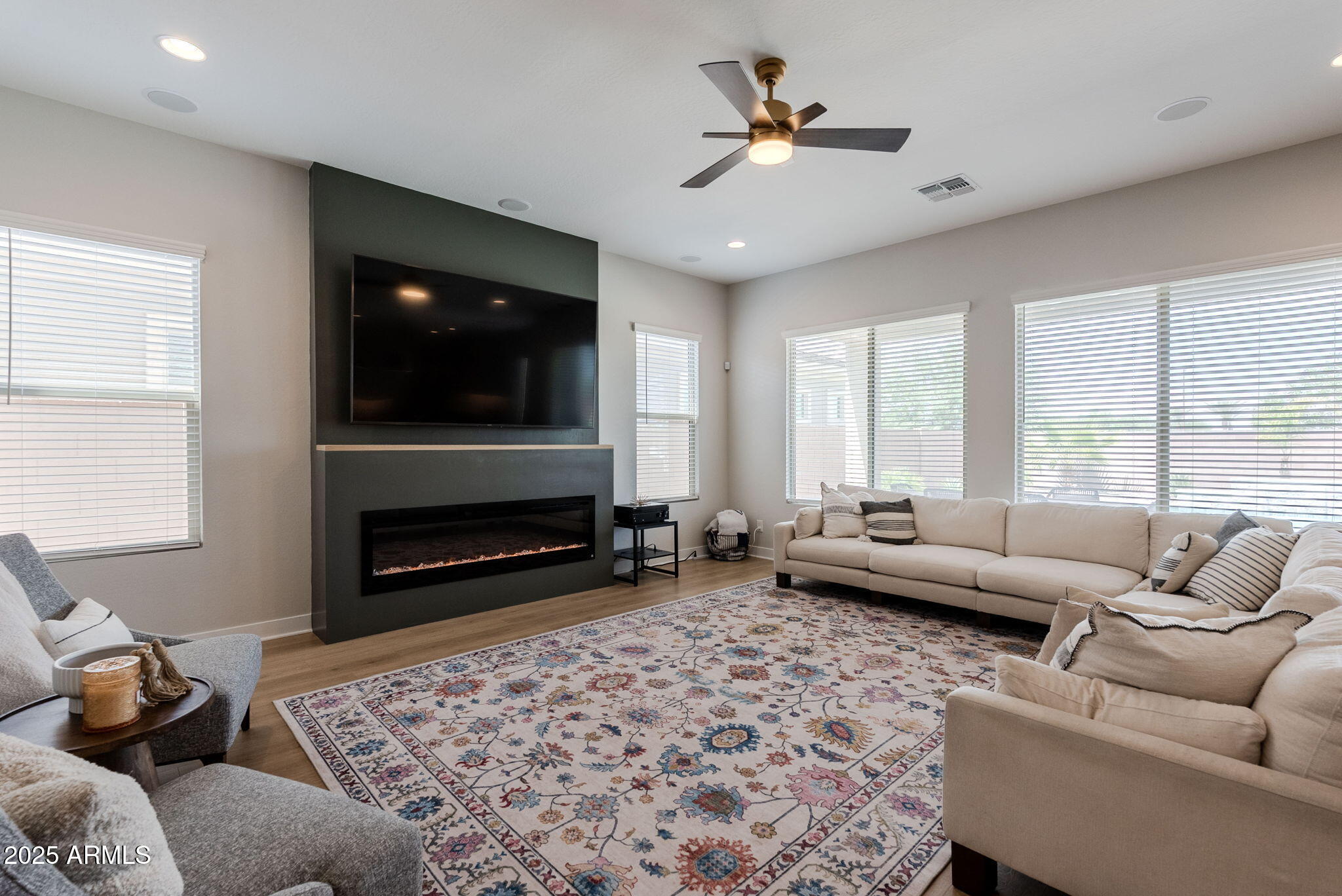 5702 S HASSETT
