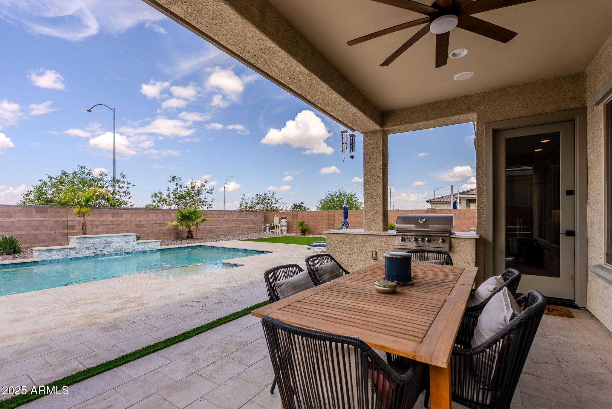 5702 S HASSETT