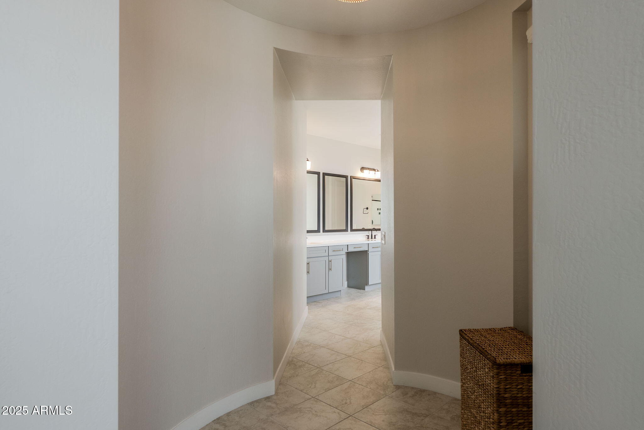 5702 S HASSETT