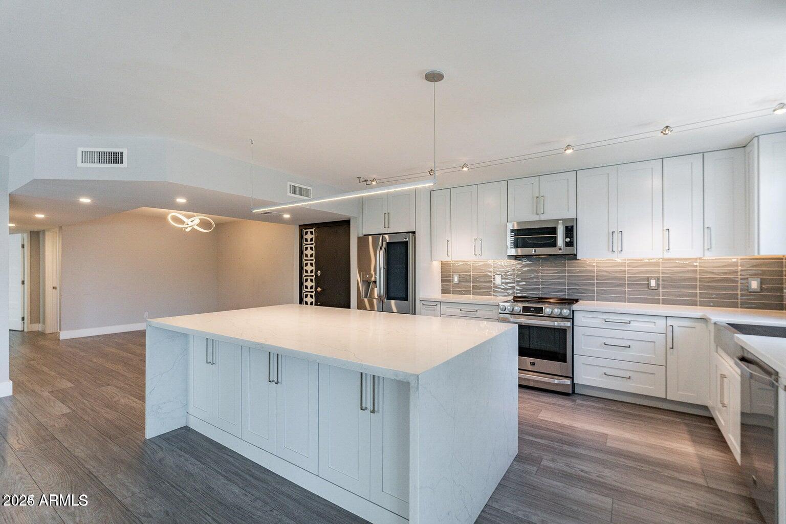 6502 N Central Avenue, A103