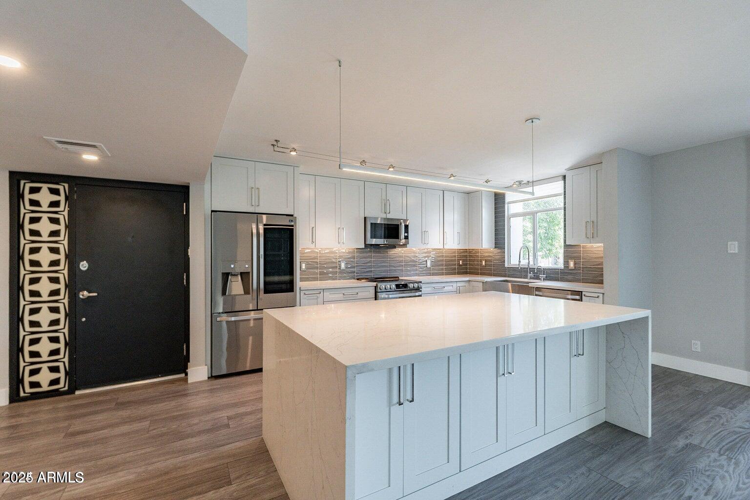 6502 N Central Avenue, A103