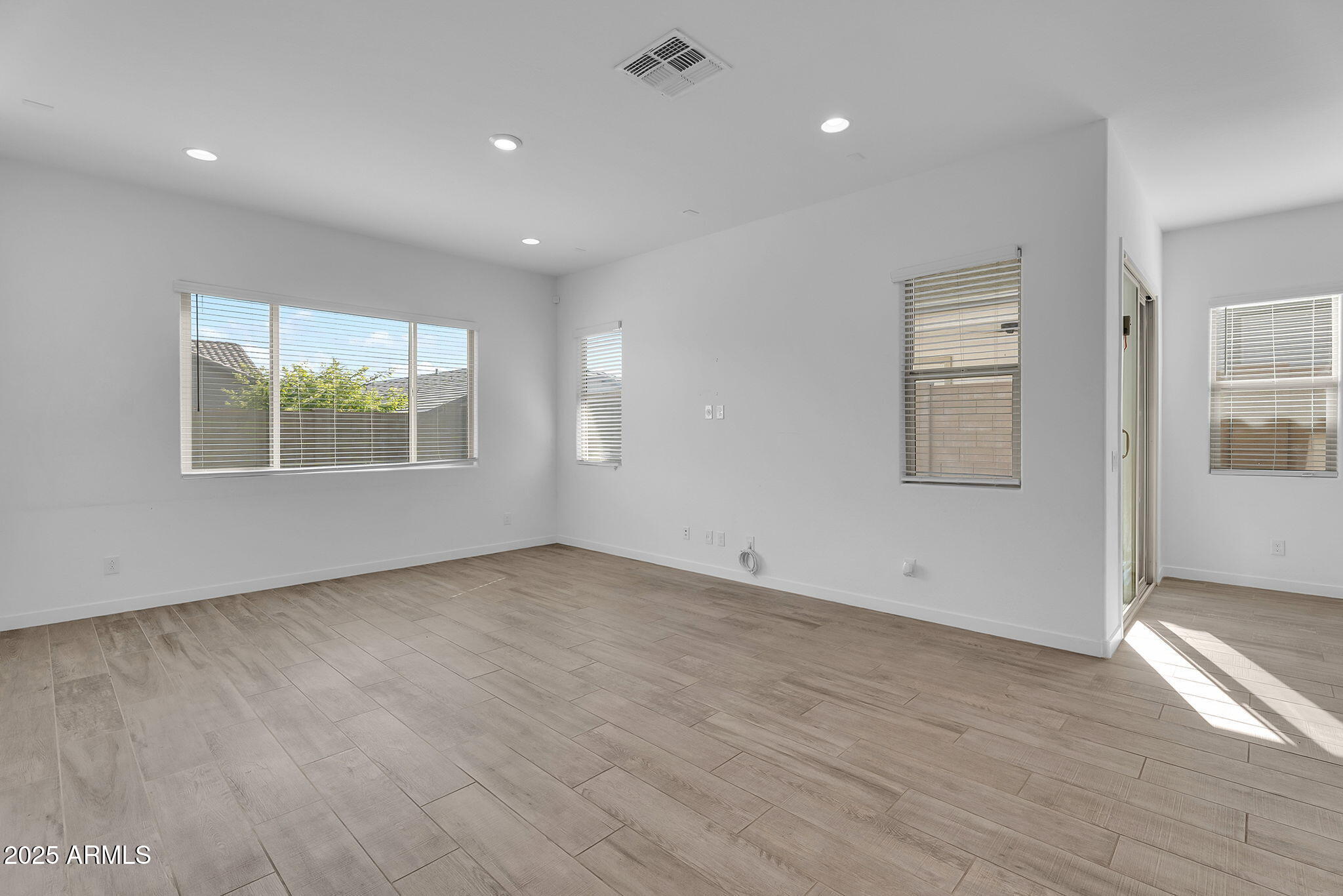 19027 W SIERRA Street